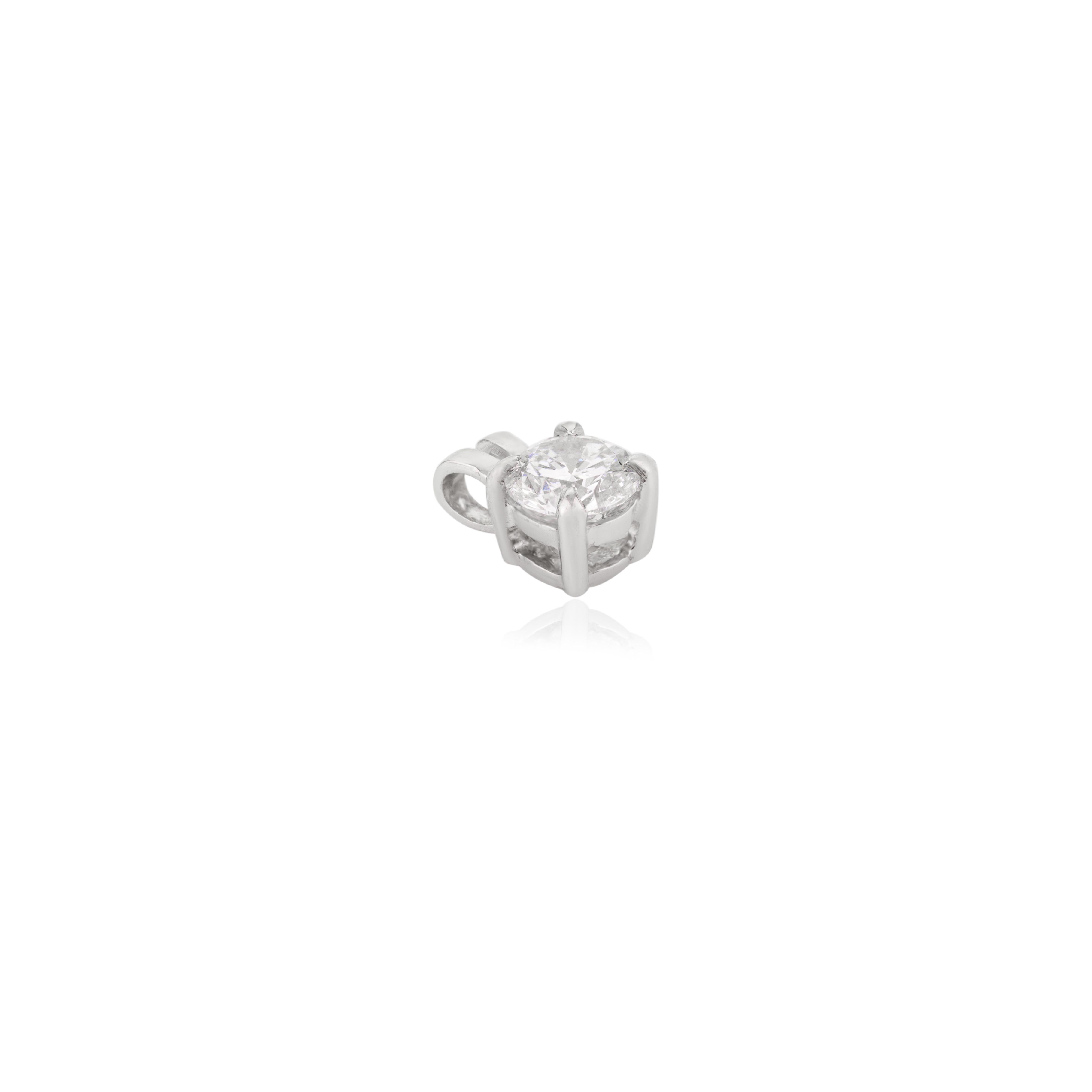 Colgante Solitario de Moissanita Redonda Brillante en oro blanco macizo de 14 quilates. Necesitarás un colgante solitario para marcar la diferencia con tu look. Este colgante solitario crea un aspecto brillante y lujoso con 0.164 quilates de