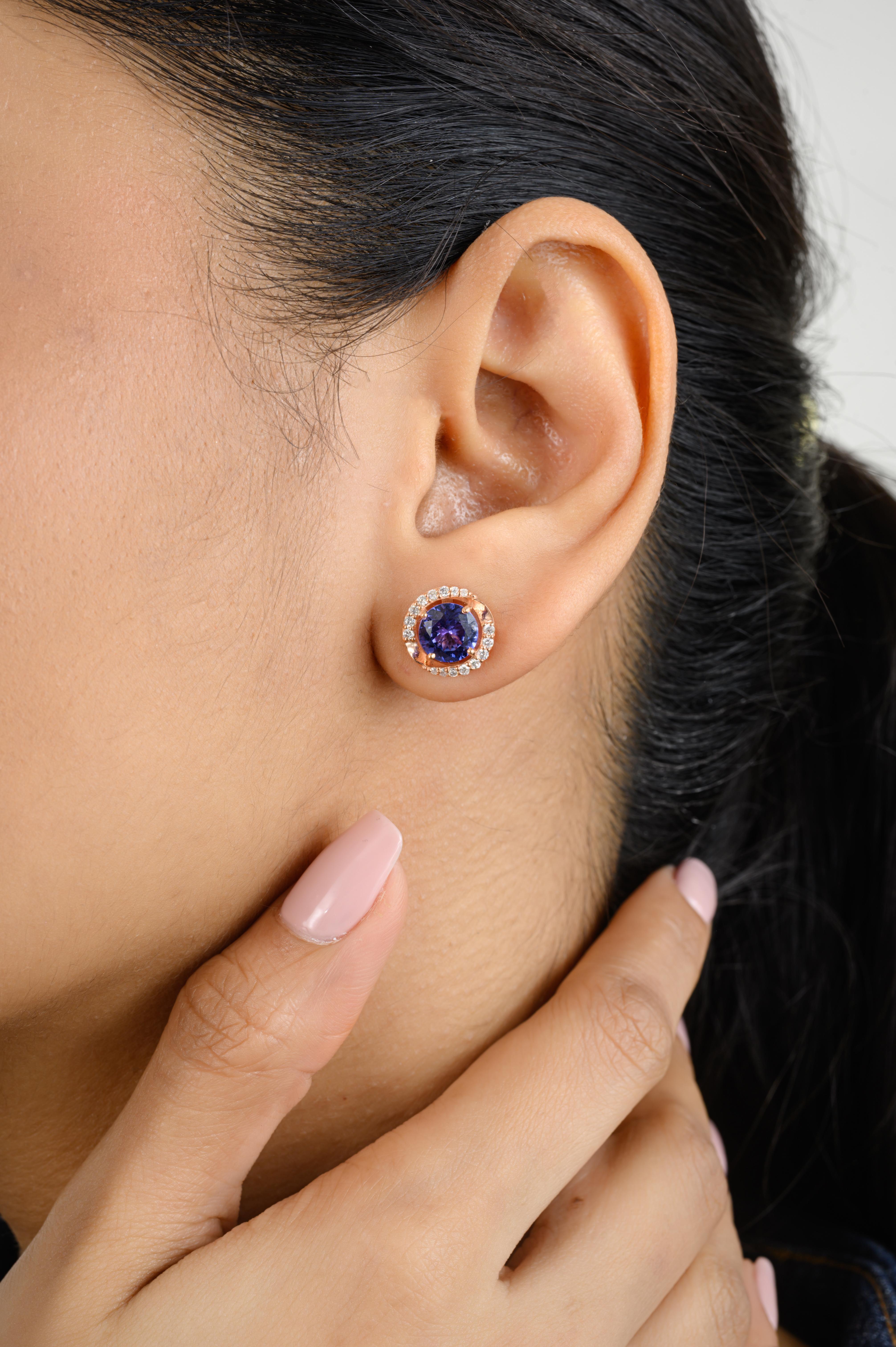 Orecchini con diamanti tondi e brillanti di tanzanite per la nonna in oro 18 carati, per fare un figurone con il tuo look. Gli orecchini a perno ti serviranno per dare un tocco di classe al tuo look. Questi orecchini creano un look scintillante e