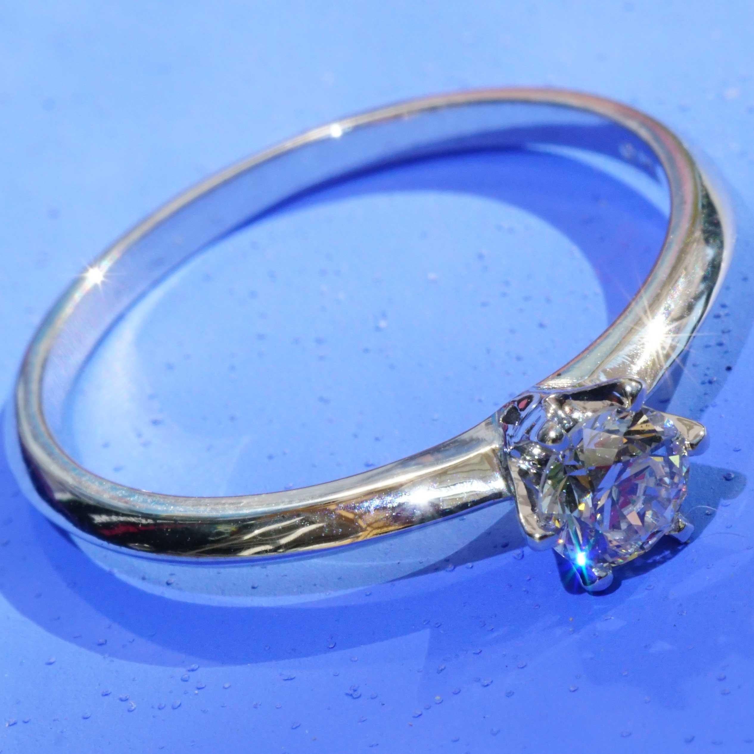 Brilliante con ciondolo, anello e orecchini 18 kt  totale 1,20 ct VS Co. Silhouette in vendita 4