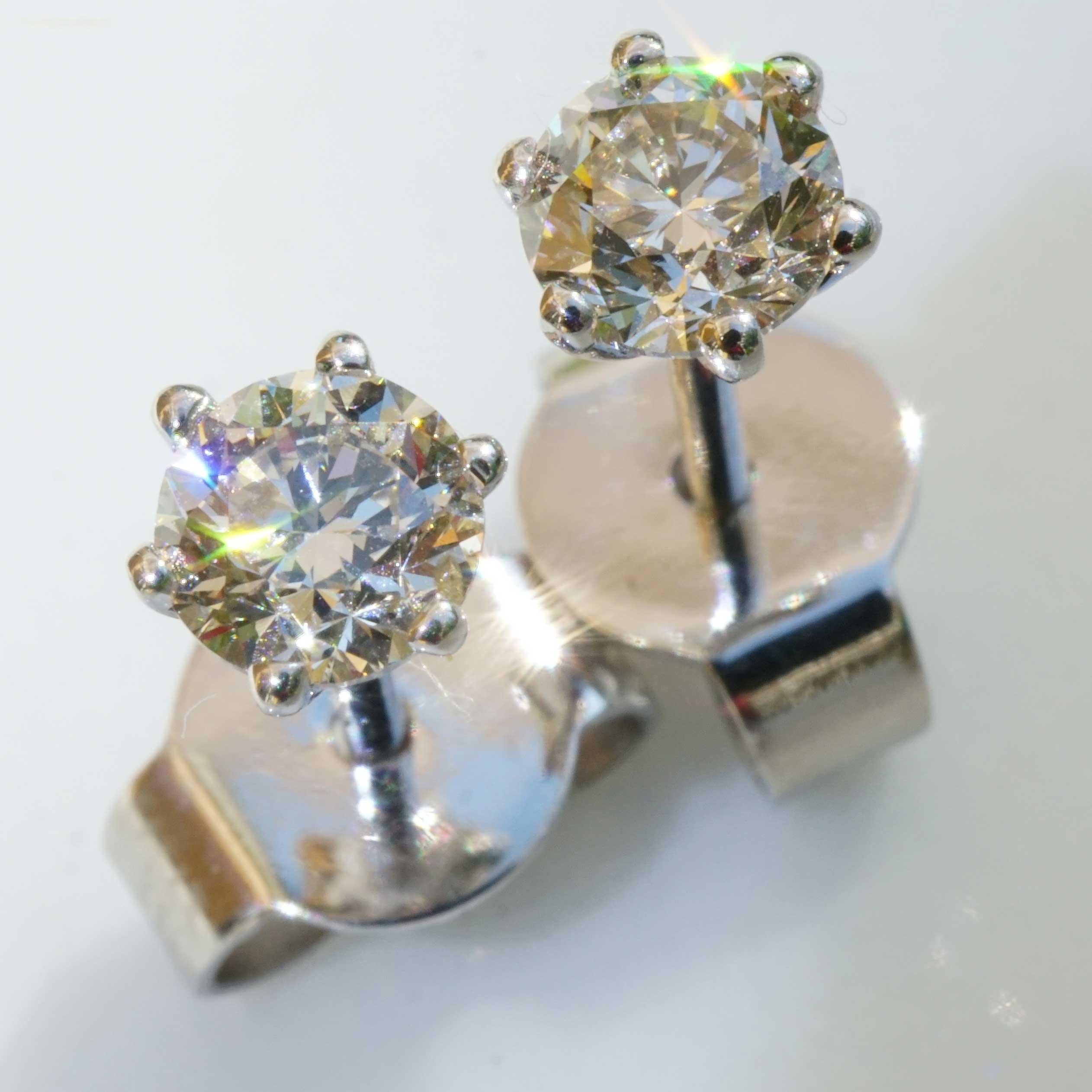 Brilliante con ciondolo, anello e orecchini 18 kt  totale 1,20 ct VS Co. Silhouette in vendita 6