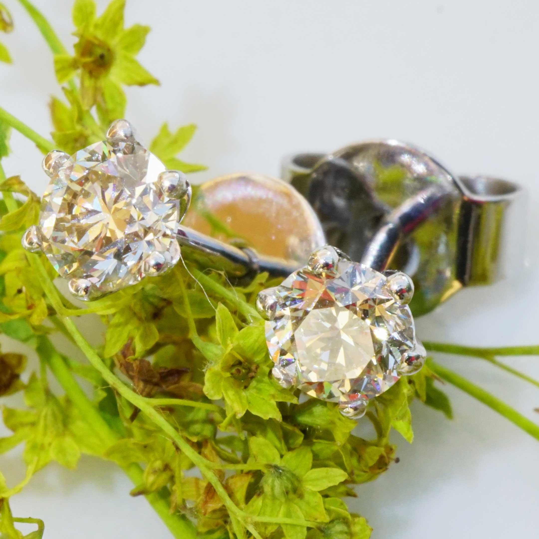 Brilliante con ciondolo, anello e orecchini 18 kt  totale 1,20 ct VS Co. Silhouette in vendita 7