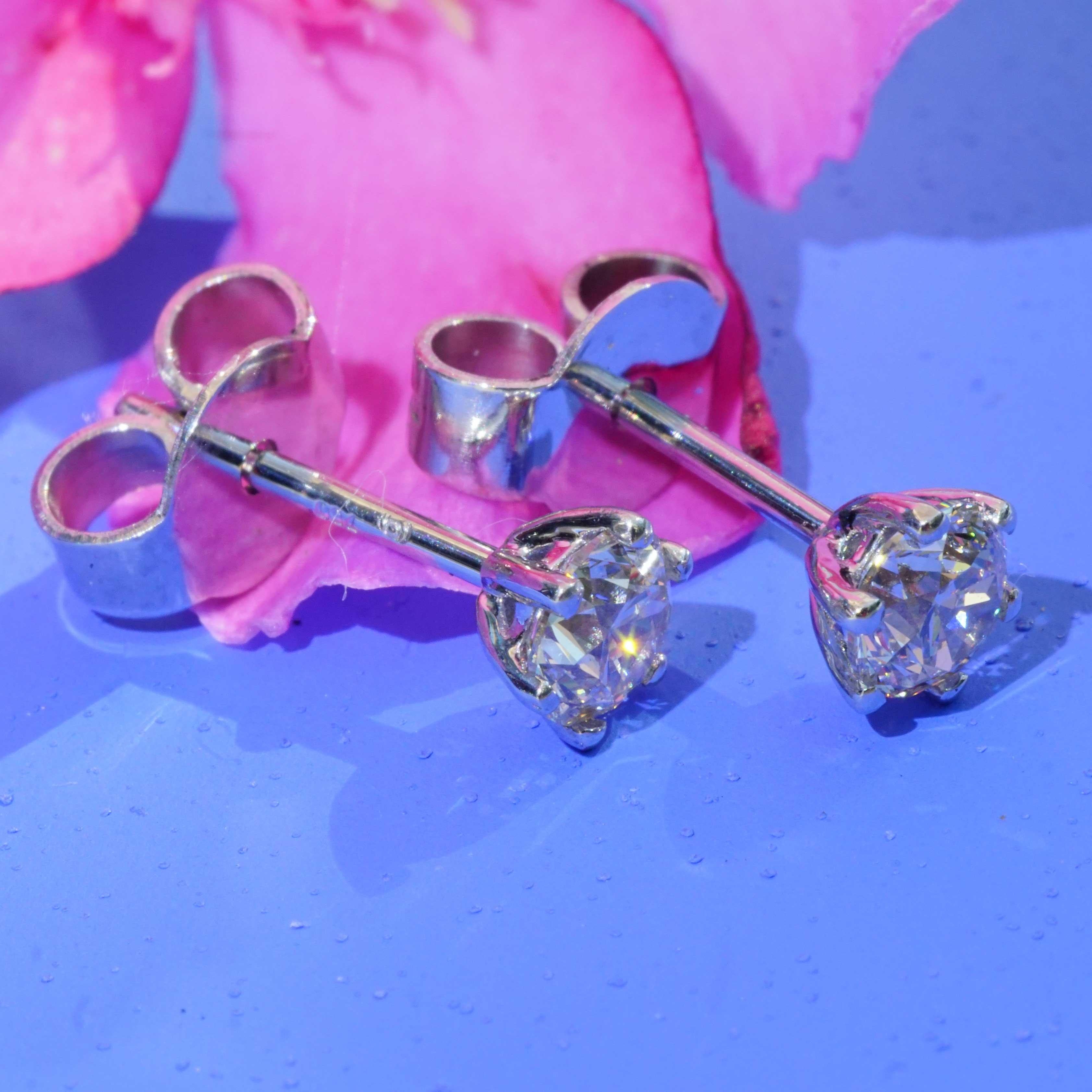 Brilliante con ciondolo, anello e orecchini 18 kt  totale 1,20 ct VS Co. Silhouette in vendita 8