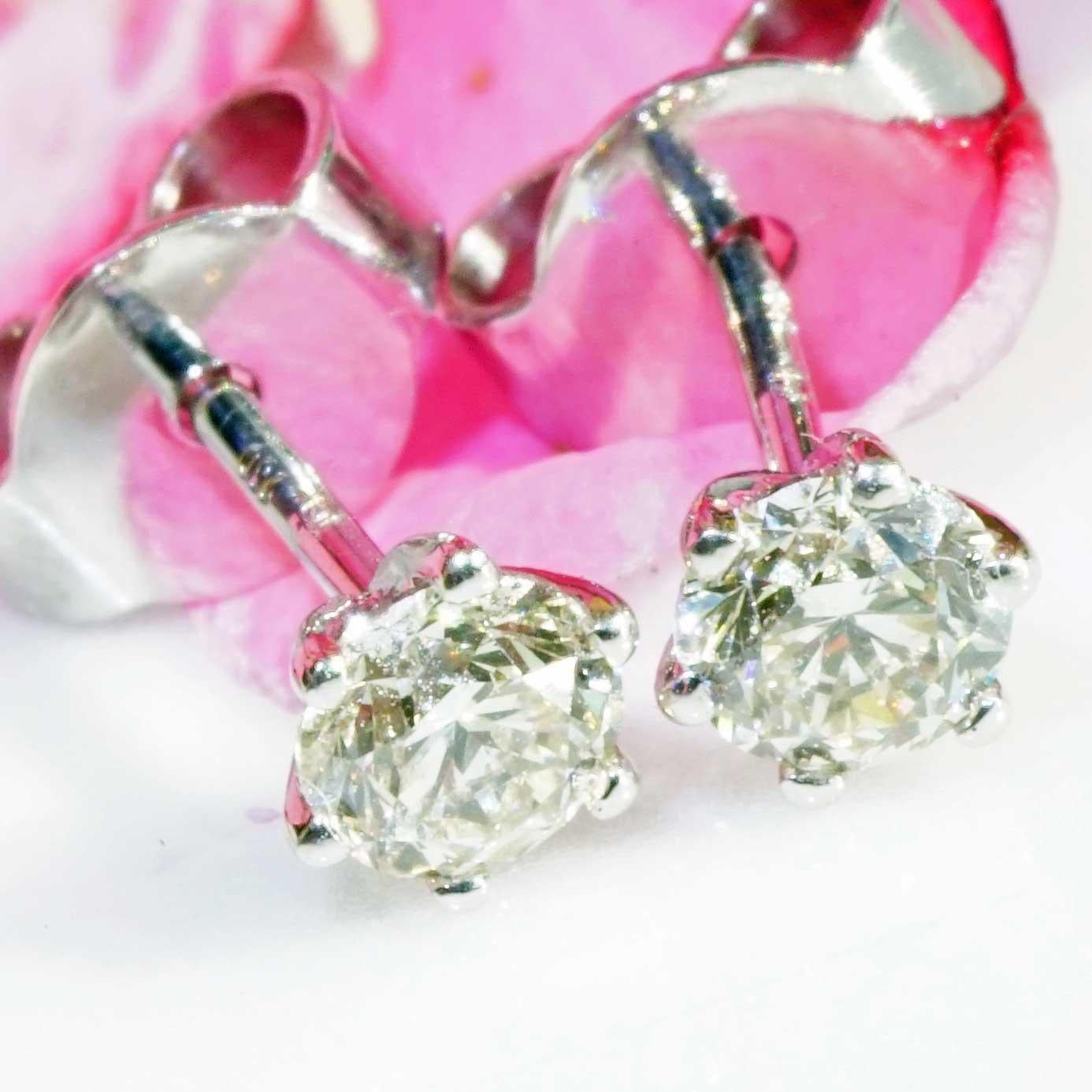 Brilliante con ciondolo, anello e orecchini 18 kt  totale 1,20 ct VS Co. Silhouette in vendita 9