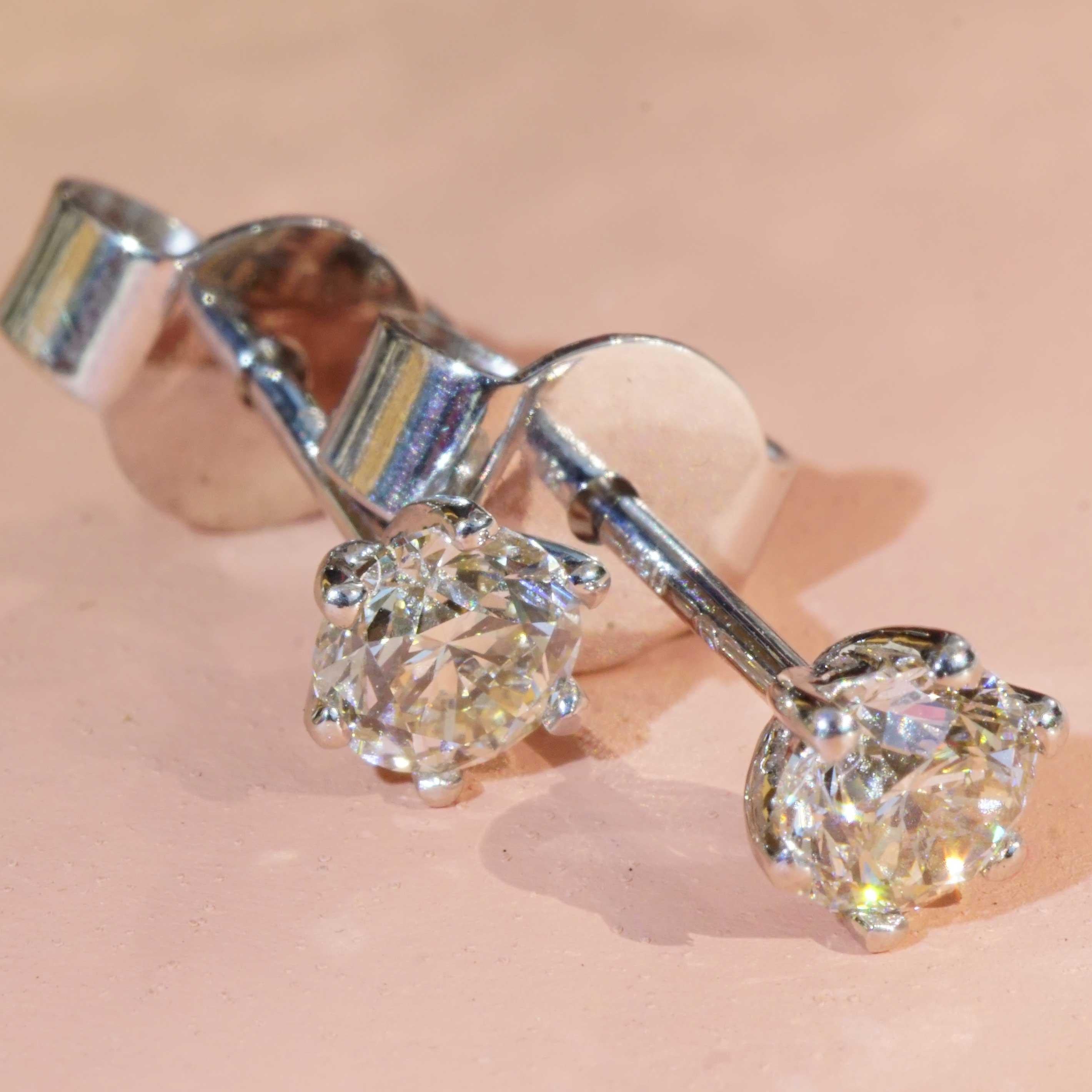 Brilliante con ciondolo, anello e orecchini 18 kt  totale 1,20 ct VS Co. Silhouette in vendita 11