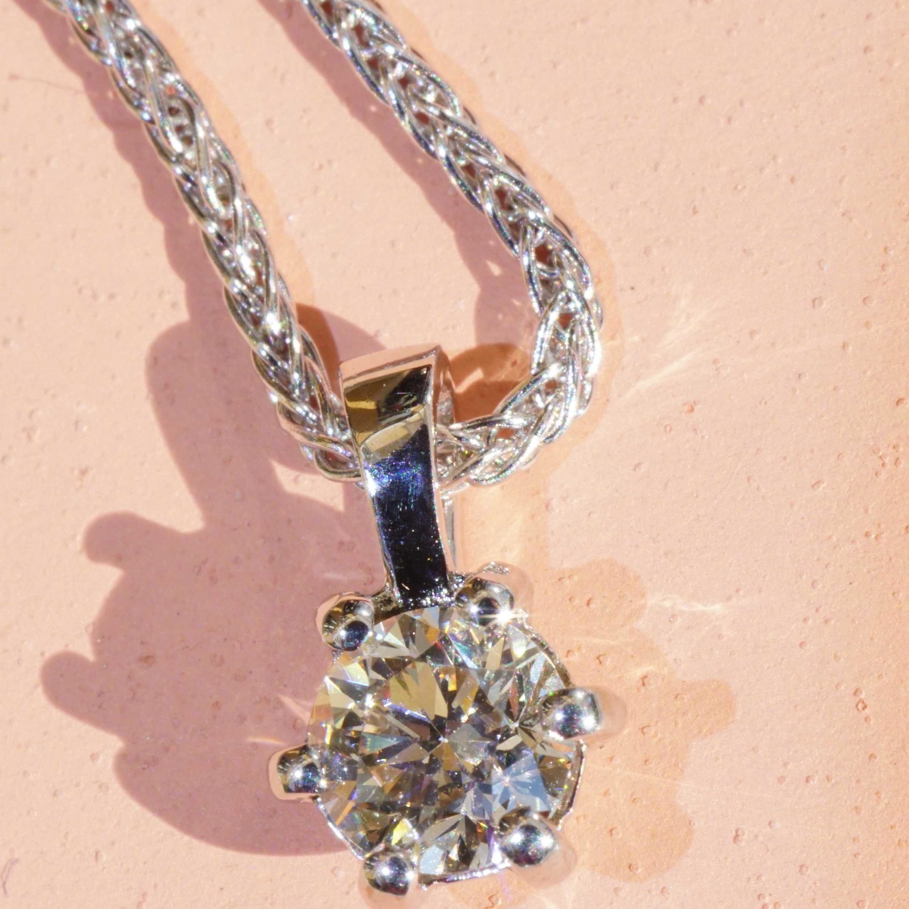 Brilliante con ciondolo, anello e orecchini 18 kt  totale 1,20 ct VS Co. Silhouette in vendita 12