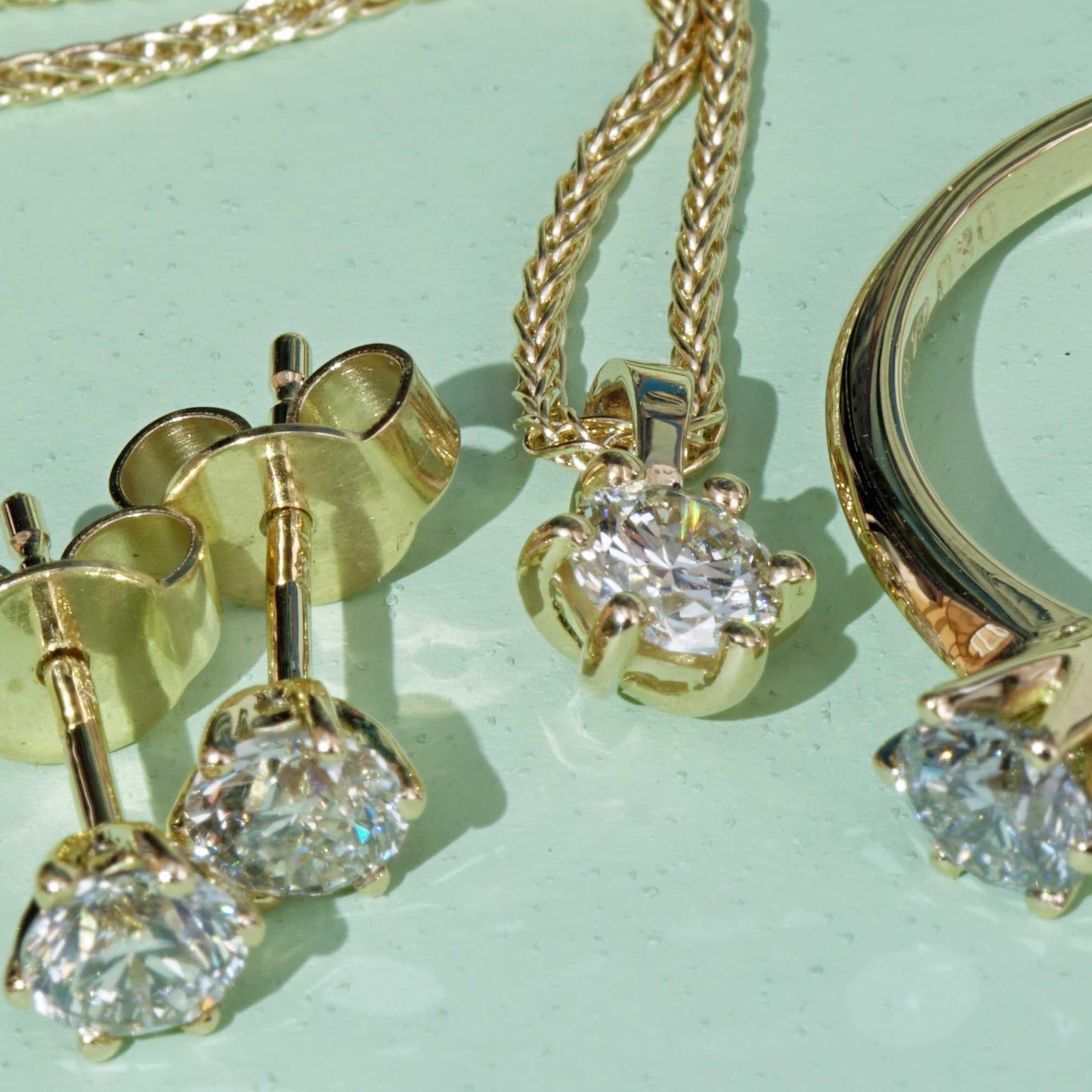 un set da sogno di Silhouette Jewelry Bentner, creato appositamente per il 130° anniversario dell'azienda di famiglia, fondata nel 1893, composto da ciondolo con diamante a taglio pieno, orecchini con diamante a taglio pieno e anello con diamante a