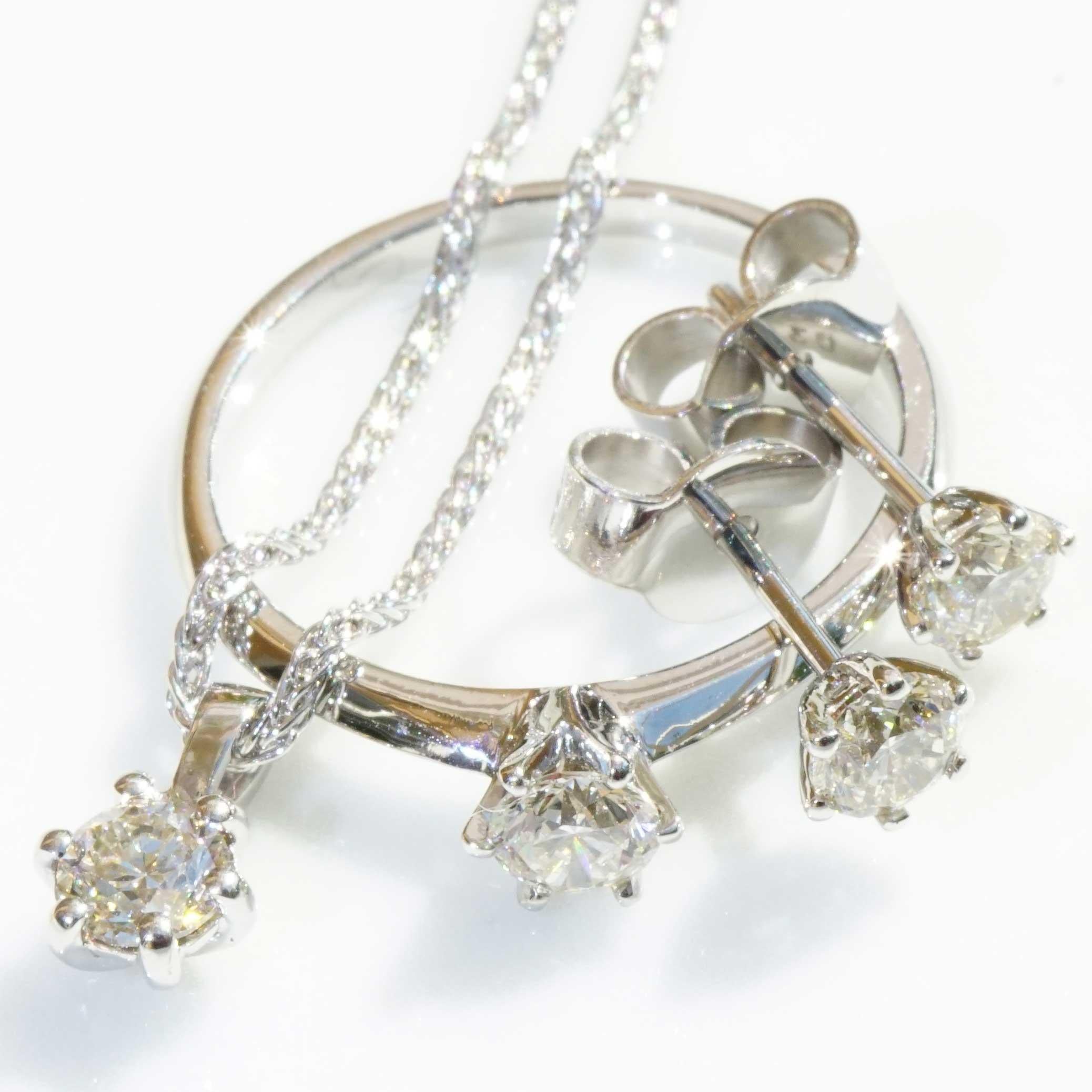 un set da sogno di Silhouette Jewelry Bentner, creato appositamente per il 130° anniversario dell'azienda di famiglia, fondata nel 1893, composto da ciondolo con diamante a taglio pieno, orecchini con diamante a taglio pieno e anello con diamante a
