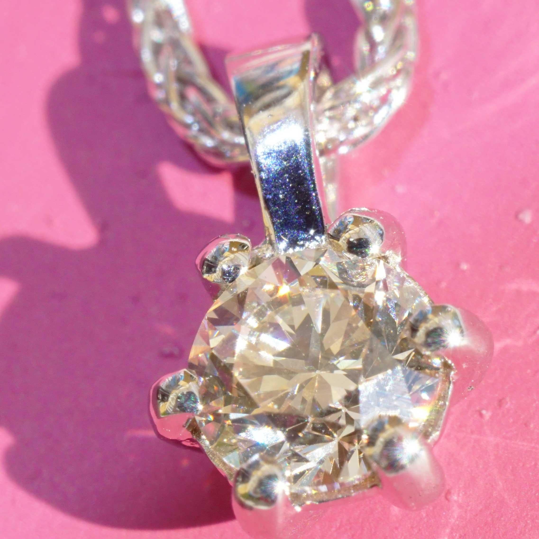Brilliante con ciondolo, anello e orecchini 18 kt  totale 1,20 ct VS Co. Silhouette in vendita 14