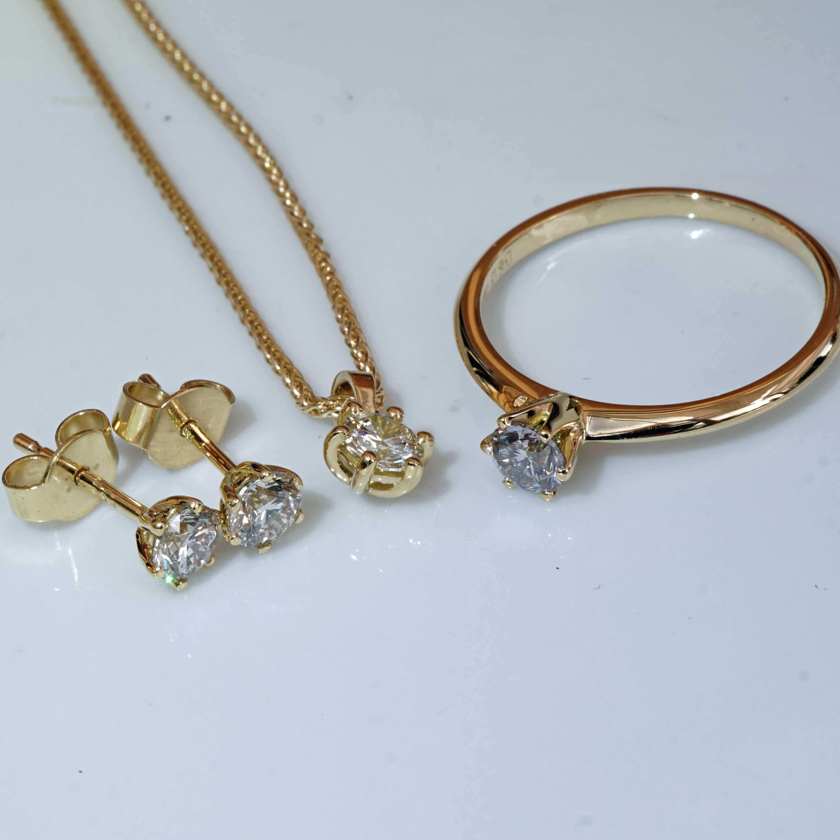 Moderno Brilliante con ciondolo, anello e orecchini 18 kt  totale 1,20 ct VS Co. Silhouette in vendita