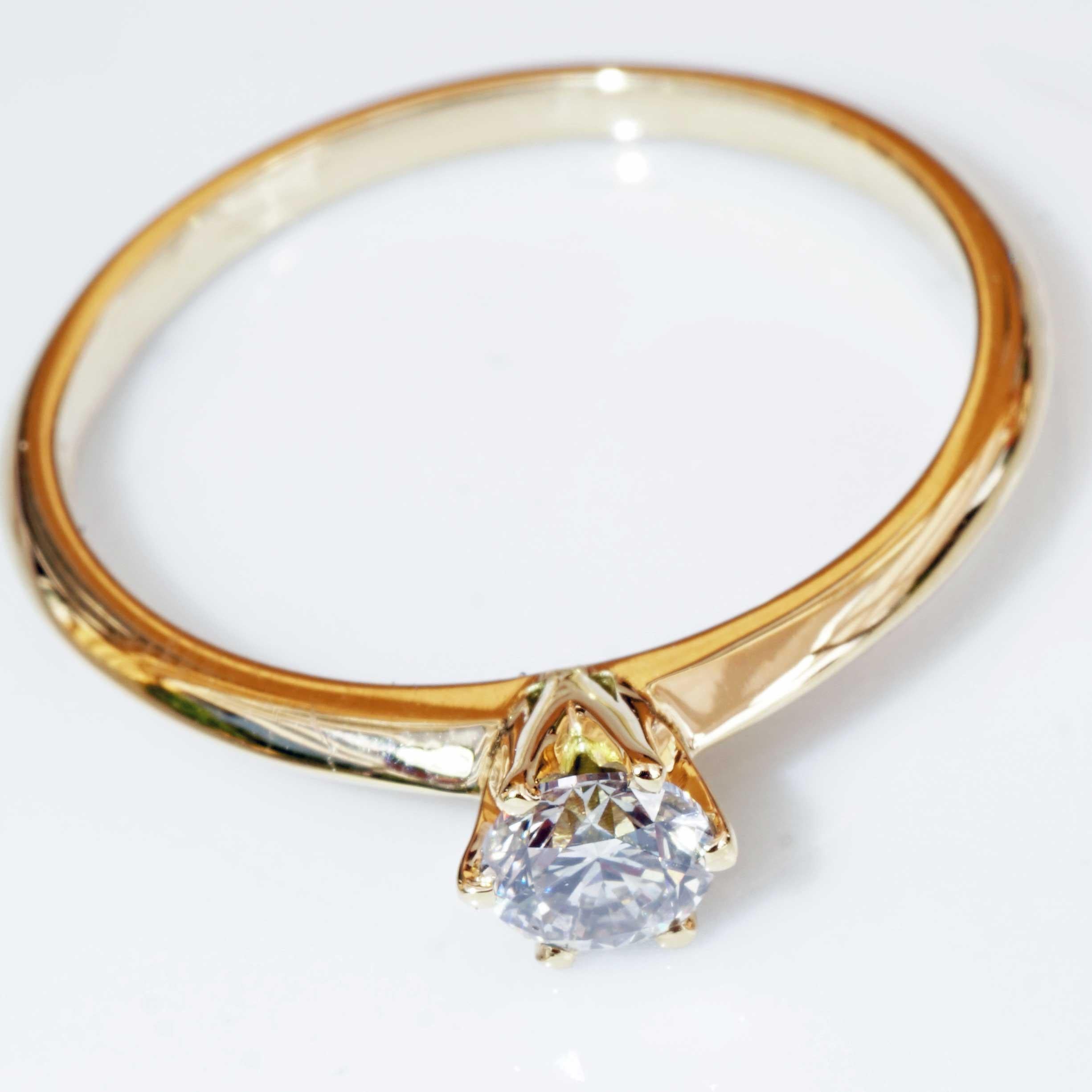 Brilliante con ciondolo, anello e orecchini 18 kt  totale 1,20 ct VS Co. Silhouette In condizioni Nuovo in vendita a Viena, Viena