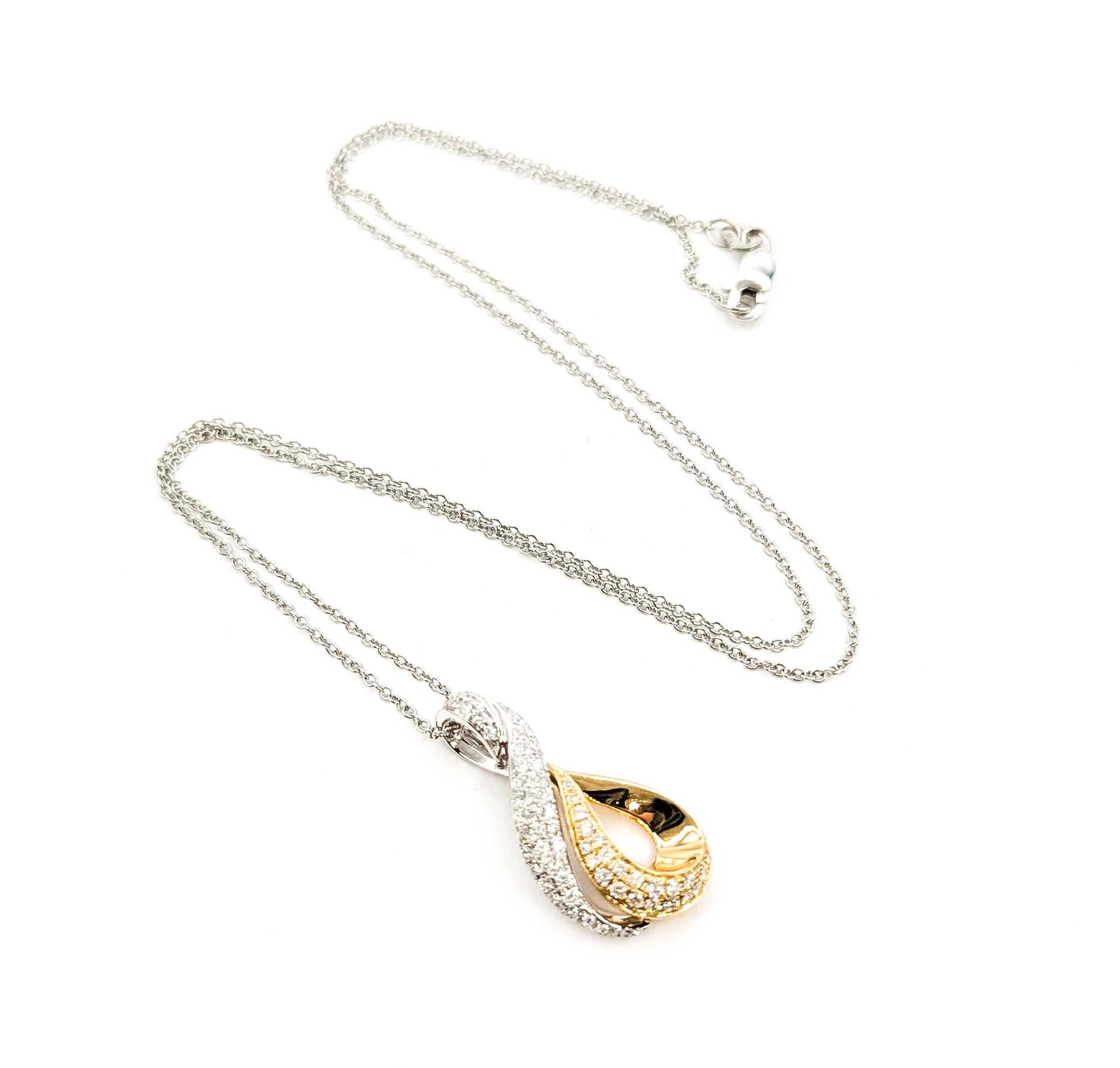 Ce pendentif avec chaîne est réalisé en or bicolore 14k et présente des diamants sertis en pavé, avec un design en forme de tourbillon.

Le pendentif et la chaîne mesurent environ 18 pouces. Les dimensions supplémentaires mesurent environ 25 x 22 mm