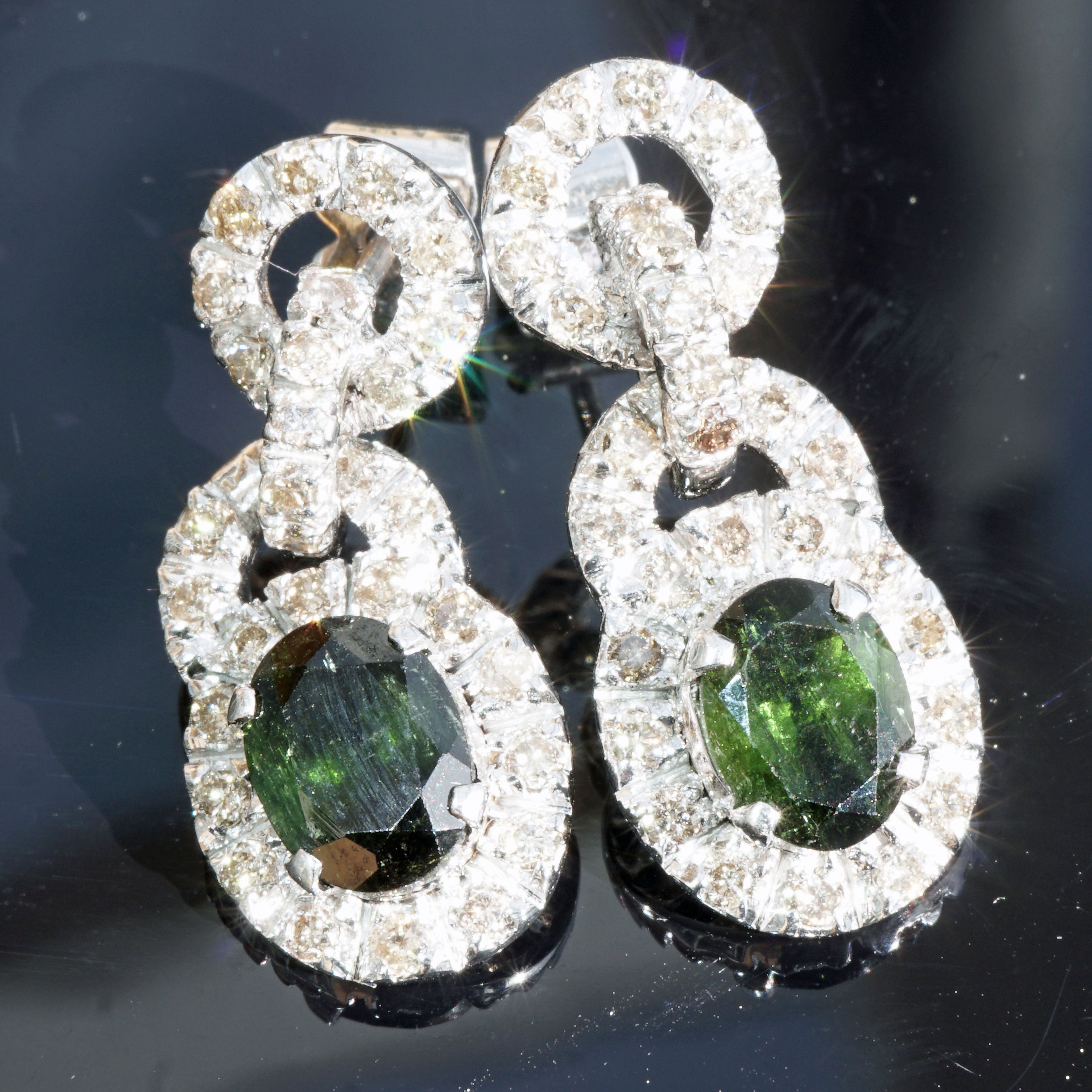 splendor earrings with massive interlocking round links, set with diamonds total approx. 1.20 ct, brown / SI, two oval facetted tourmalines in intensive emerald green total approx. 3-4 ct, set in 14 kt white gold as stud earrings, approx. 27 x 11 x