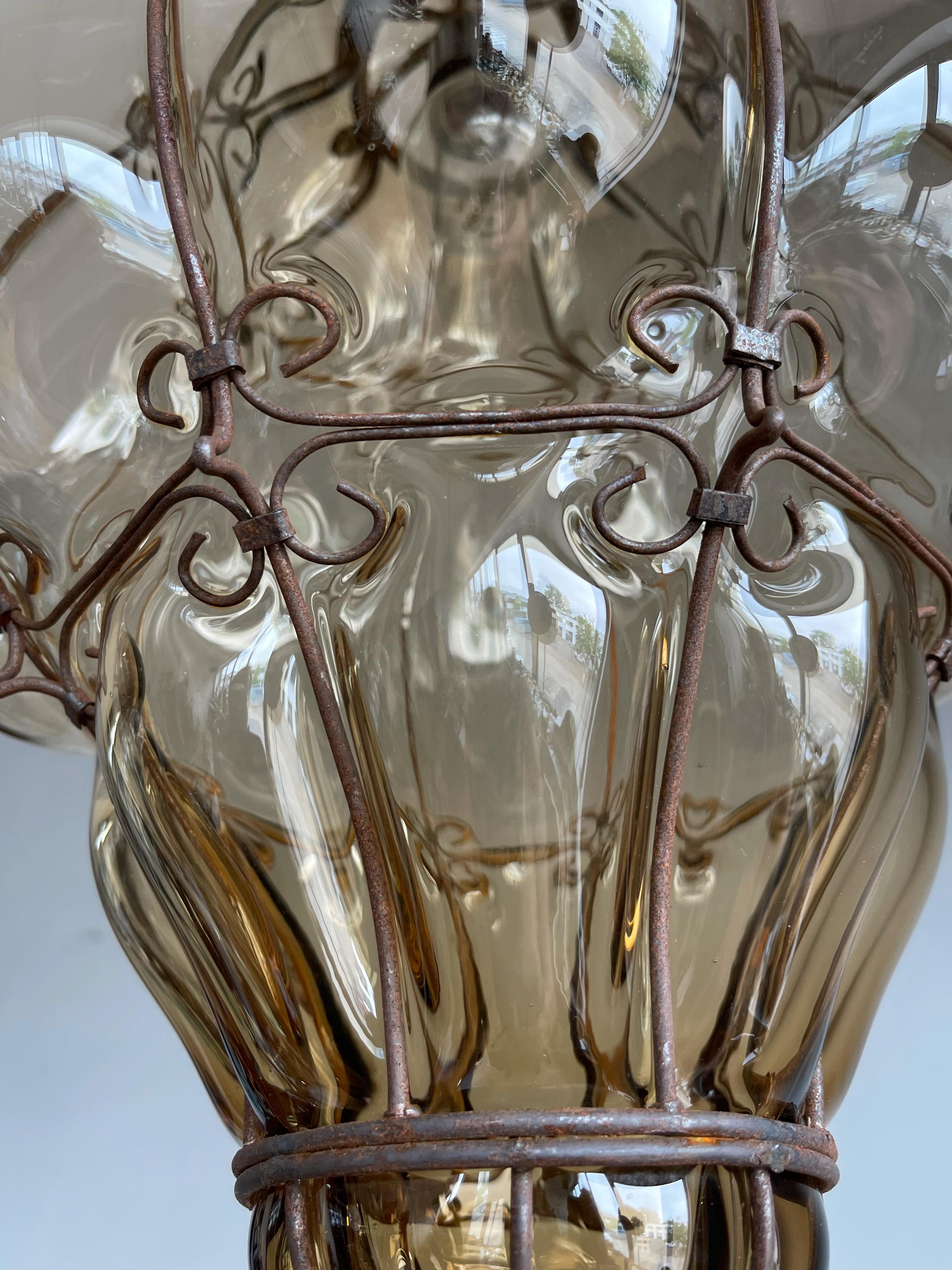 Brillanter venezianischer Murano-Anhänger aus mundgeblasenem Glas in Metallrahmen in Bernsteinfarben im Angebot 1