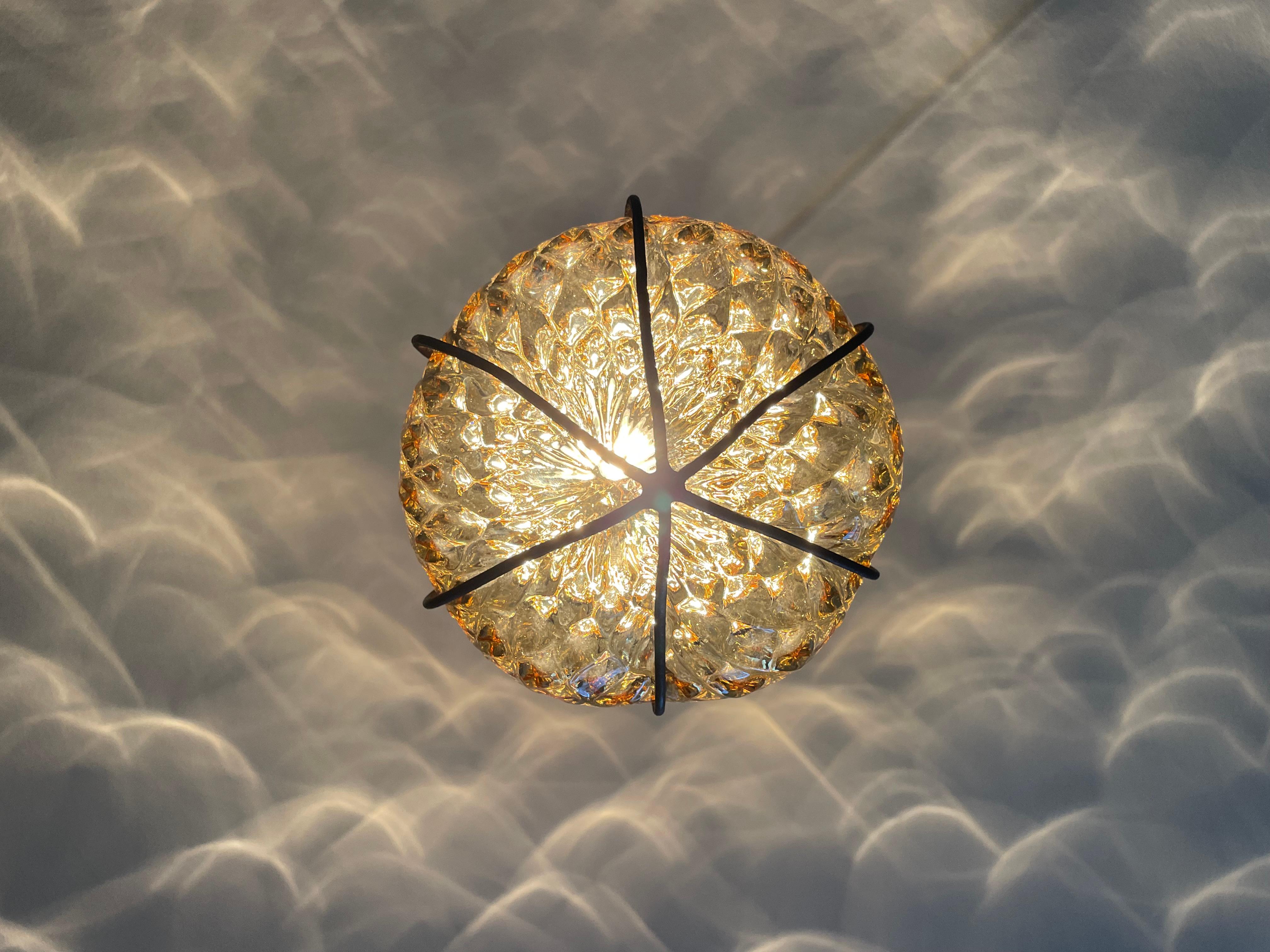 Lampe à suspension vénitienne en verre soufflé à la bouche de Murano brillant, couleur miel, avec cadre métallique en vente 2