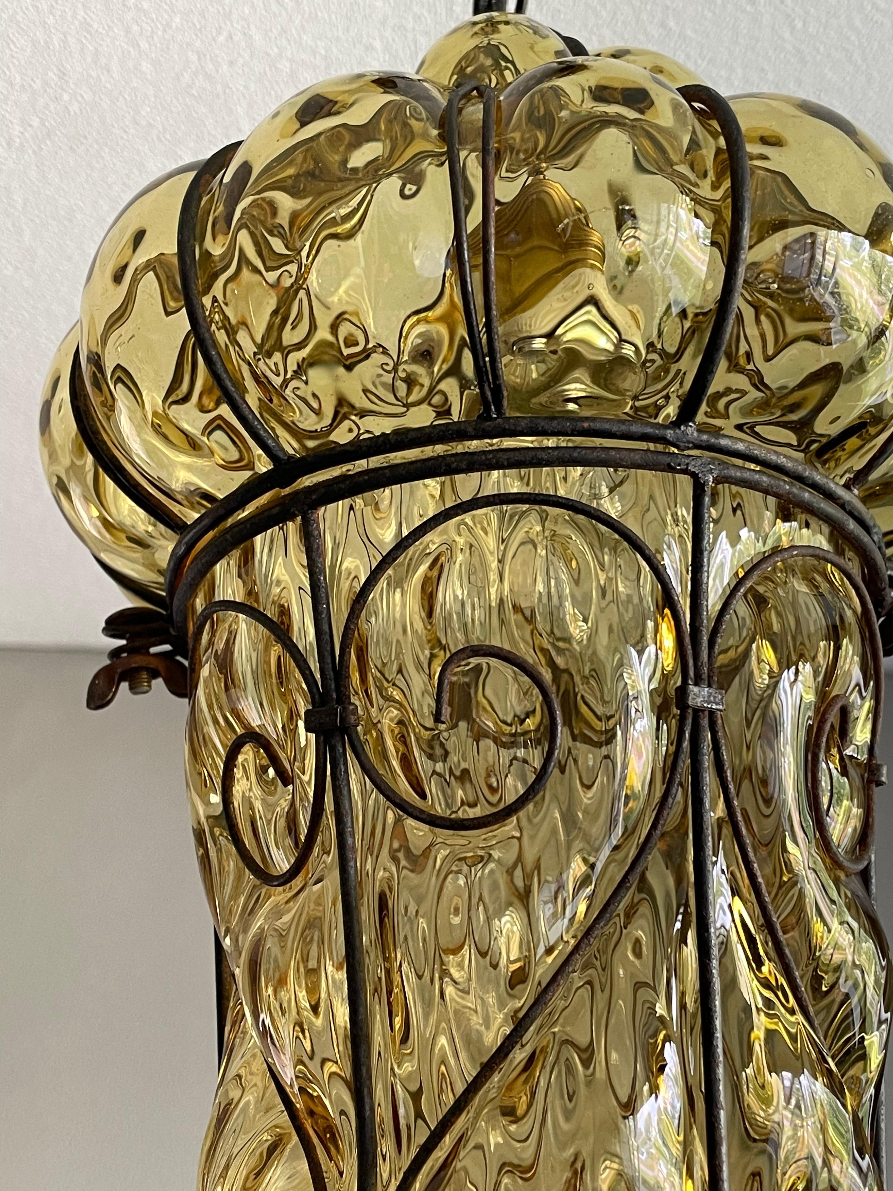 Lampe à suspension vénitienne en verre soufflé à la bouche de Murano brillant, couleur miel, avec cadre métallique en vente 3