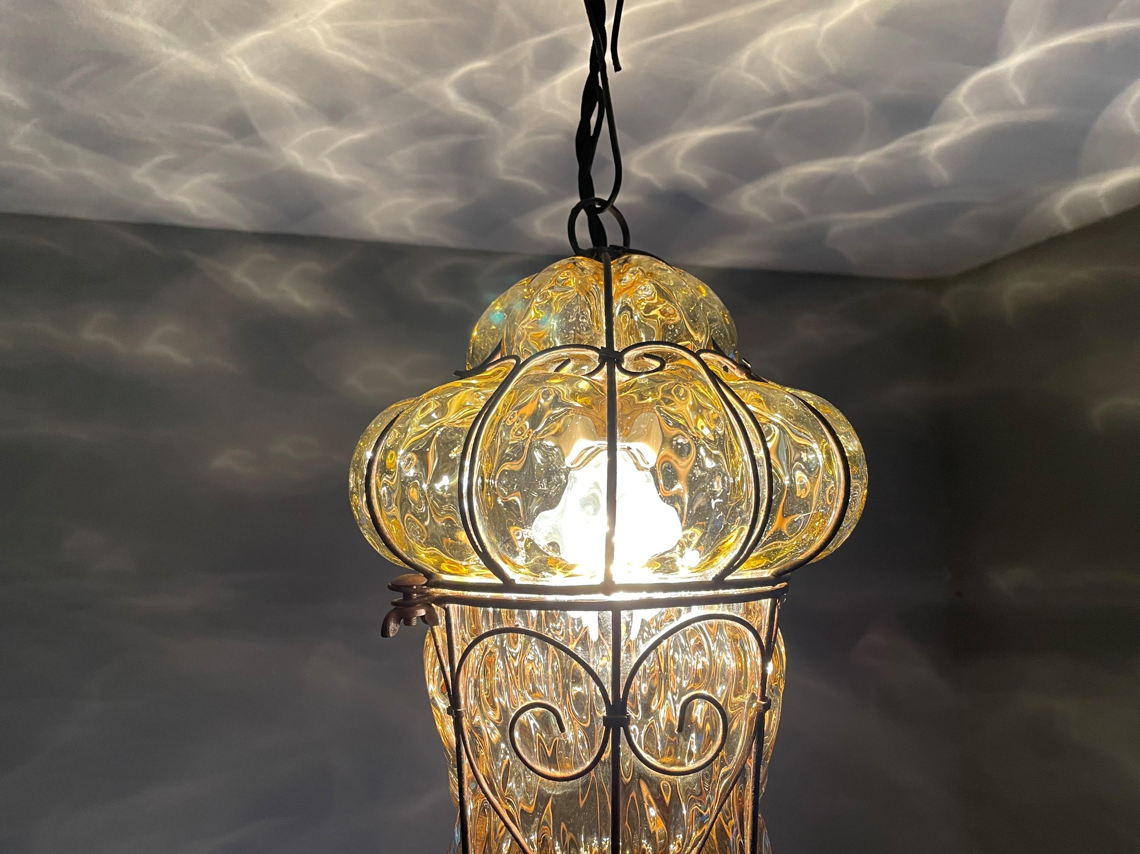 Lampe à suspension vénitienne en verre soufflé à la bouche de Murano brillant, couleur miel, avec cadre métallique en vente 4