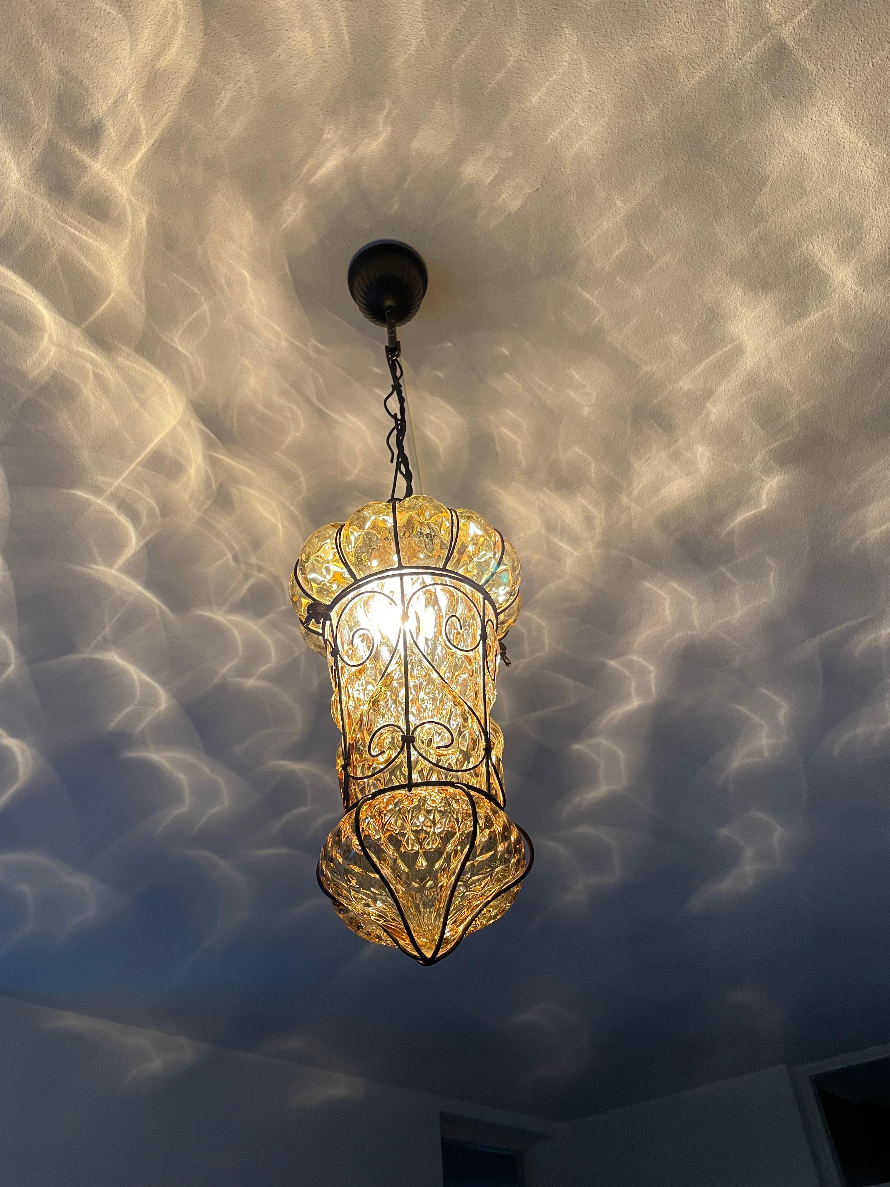 Lampe à suspension vénitienne en verre soufflé à la bouche de Murano brillant, couleur miel, avec cadre métallique en vente 5