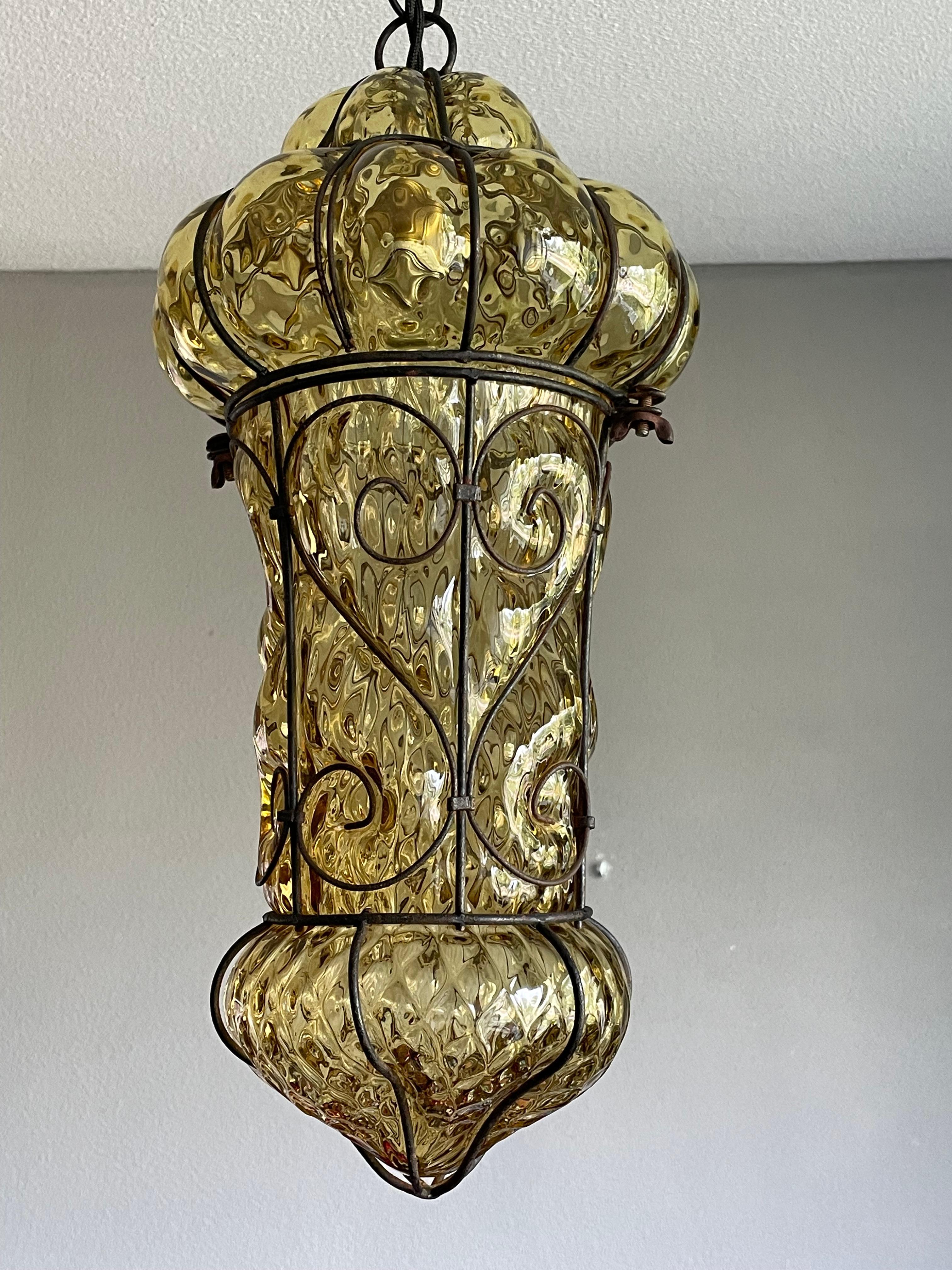 Lampe à suspension vénitienne en verre soufflé à la bouche de Murano brillant, couleur miel, avec cadre métallique en vente 7