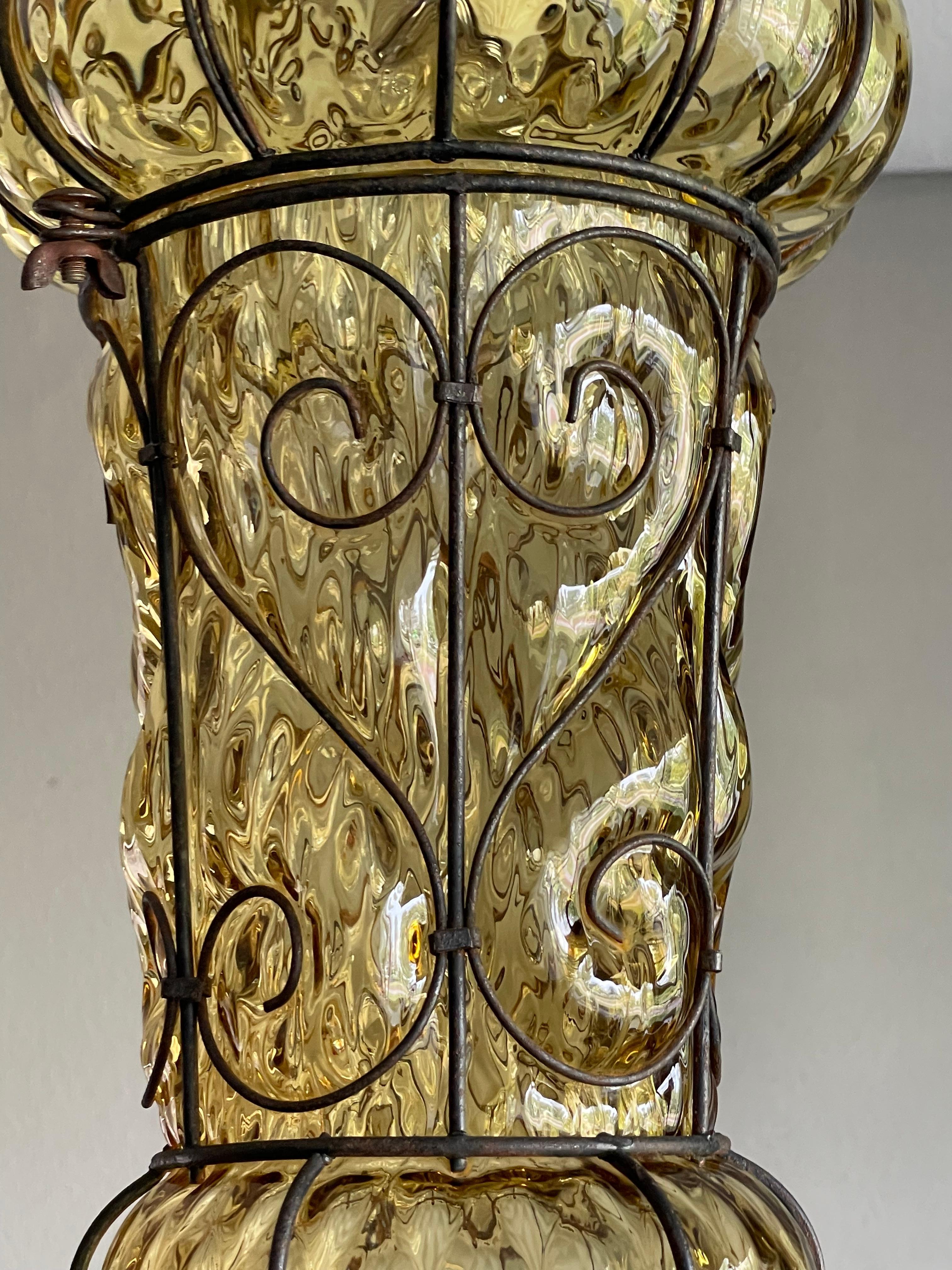 Lampe à suspension vénitienne en verre soufflé à la bouche de Murano brillant, couleur miel, avec cadre métallique en vente 9