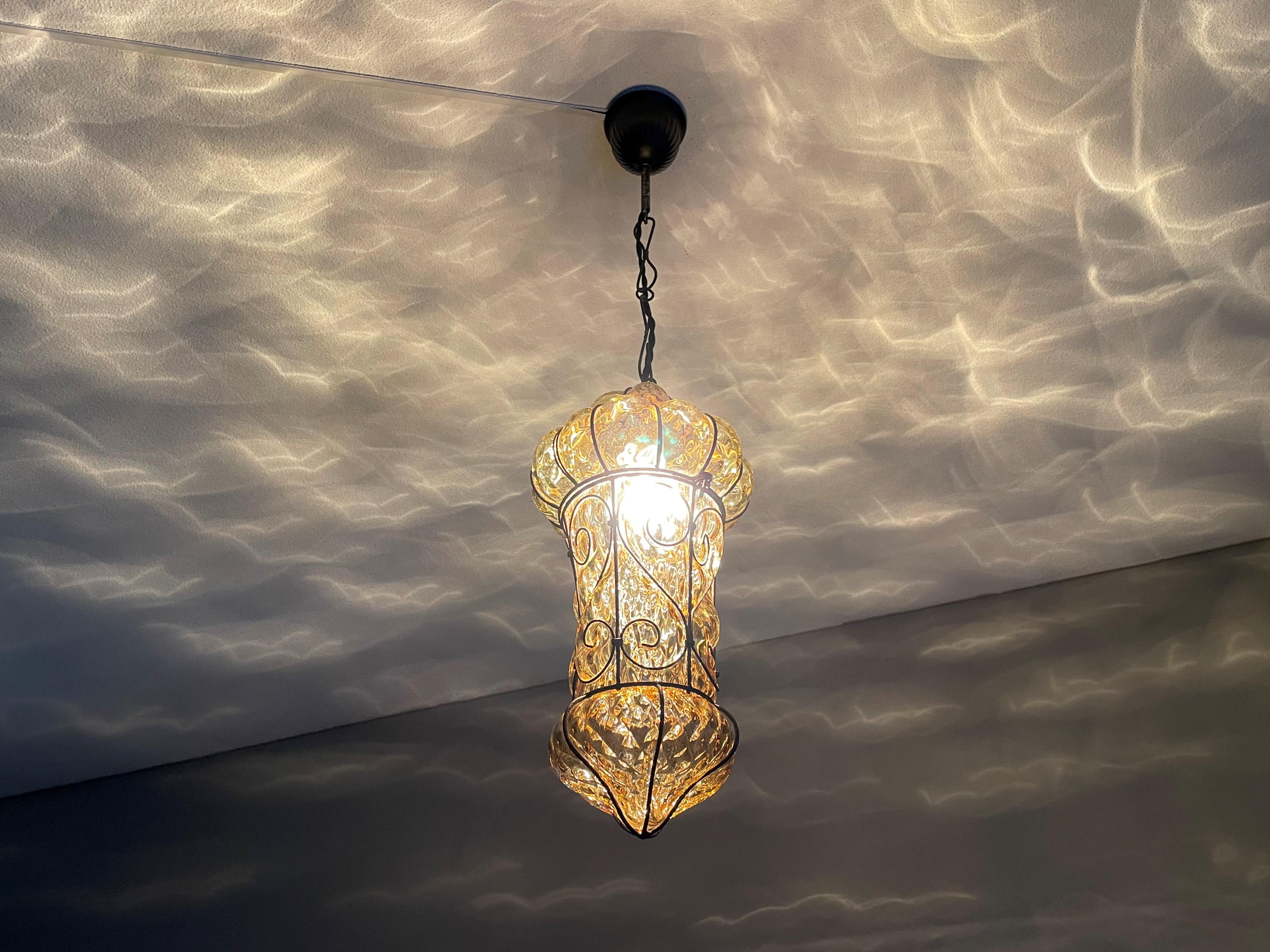 Lampe à suspension vénitienne en verre soufflé à la bouche de Murano brillant, couleur miel, avec cadre métallique en vente 10