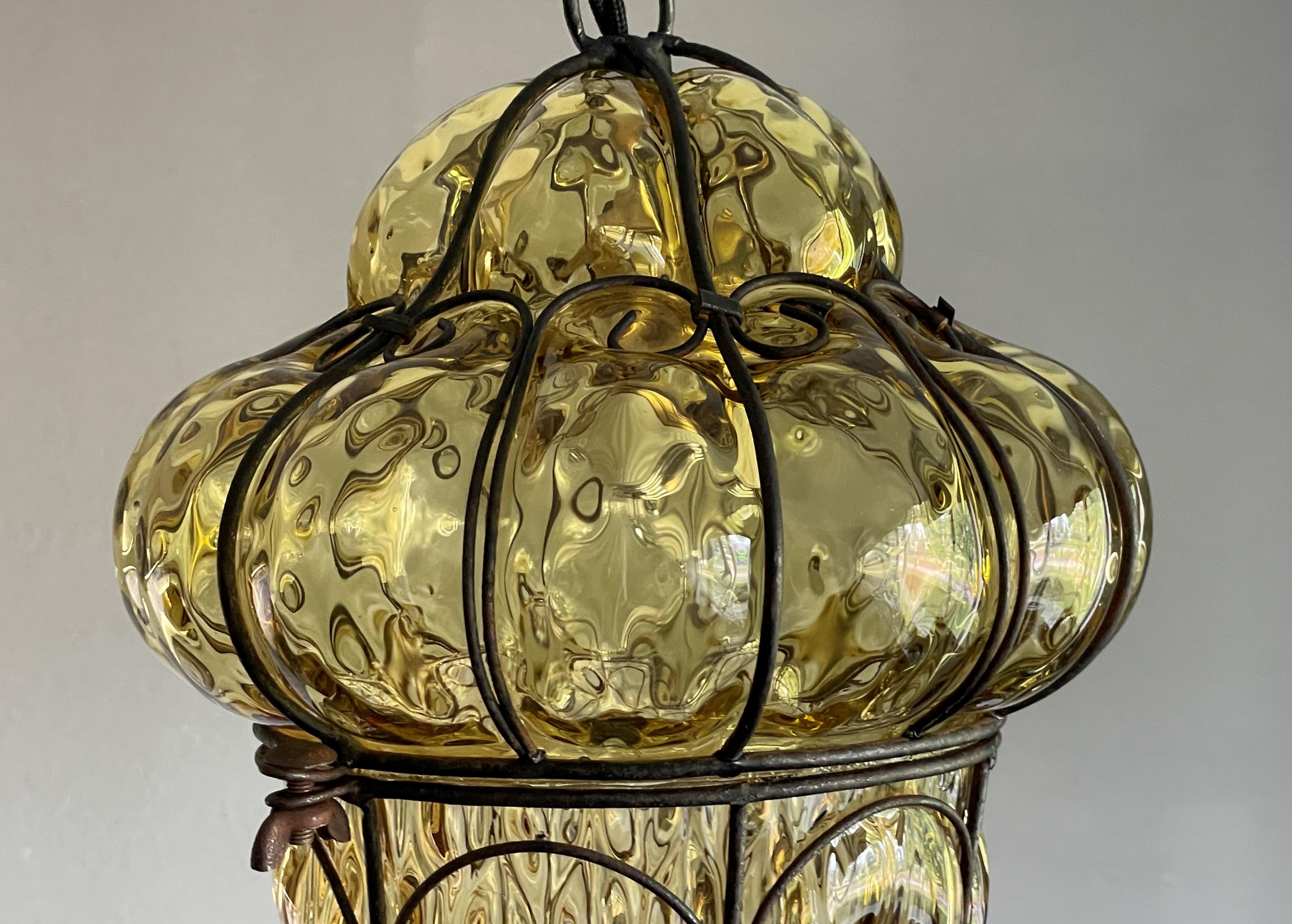 Lampe à suspension vénitienne en verre soufflé à la bouche de Murano brillant, couleur miel, avec cadre métallique en vente 11
