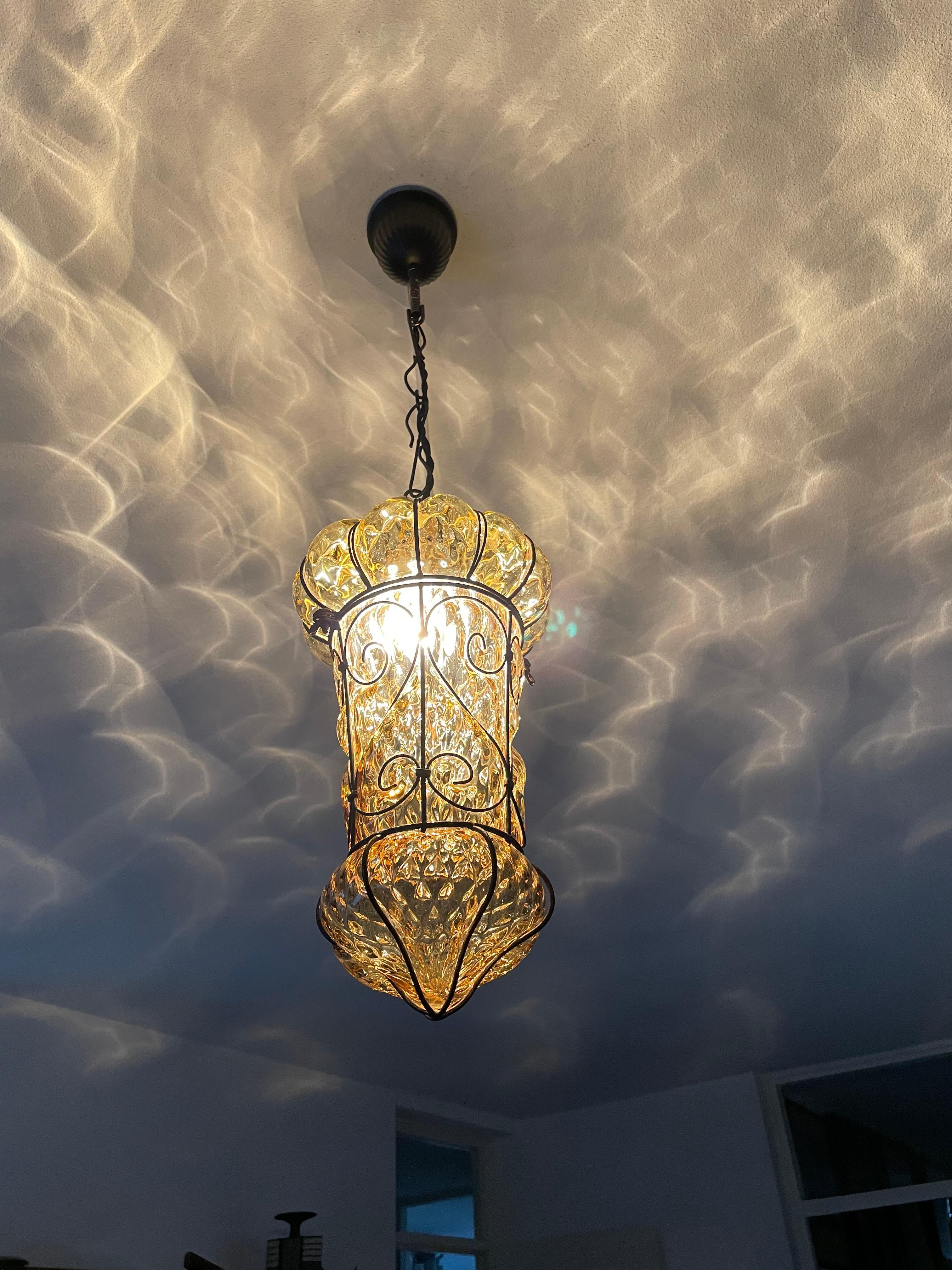 Lampe à suspension vénitienne en verre soufflé à la bouche de Murano brillant, couleur miel, avec cadre métallique en vente 12
