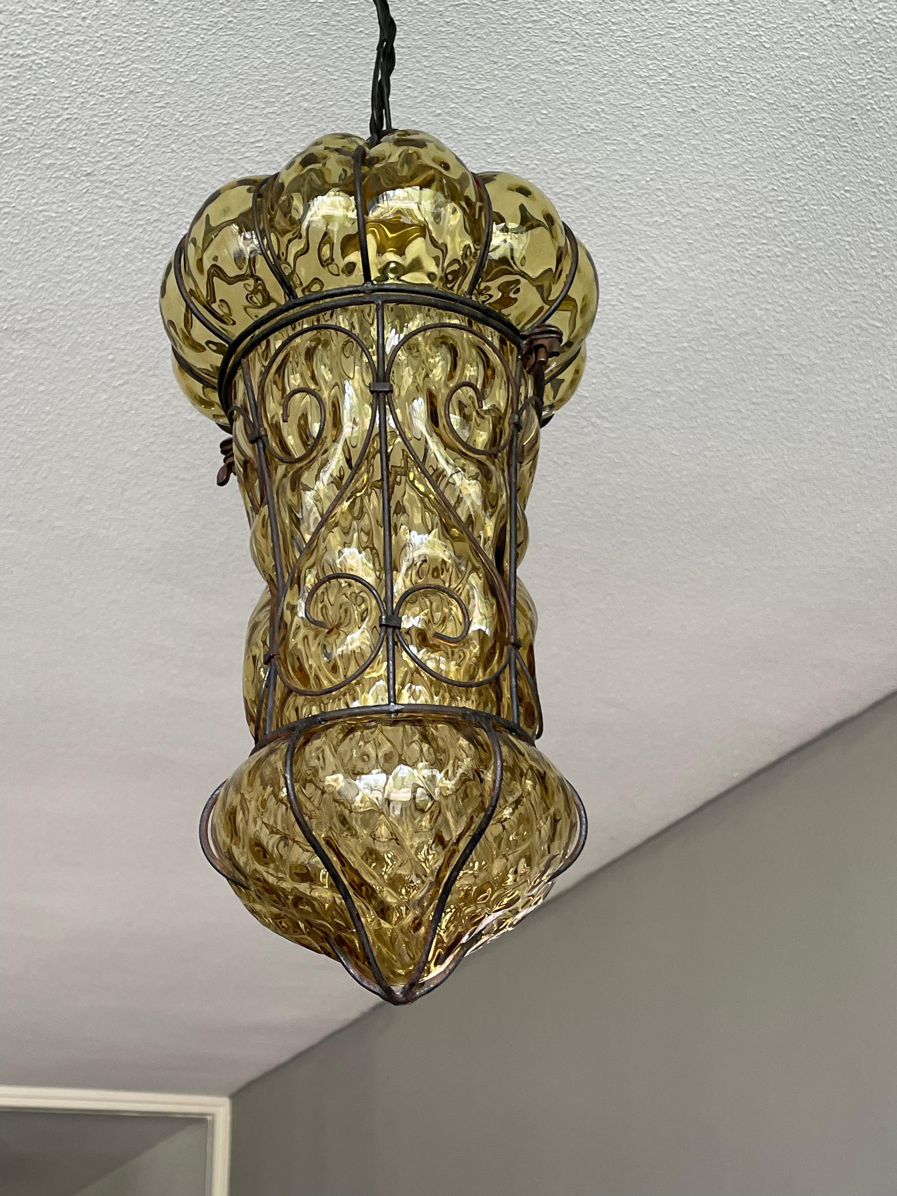 Victorien Lampe à suspension vénitienne en verre soufflé à la bouche de Murano brillant, couleur miel, avec cadre métallique en vente