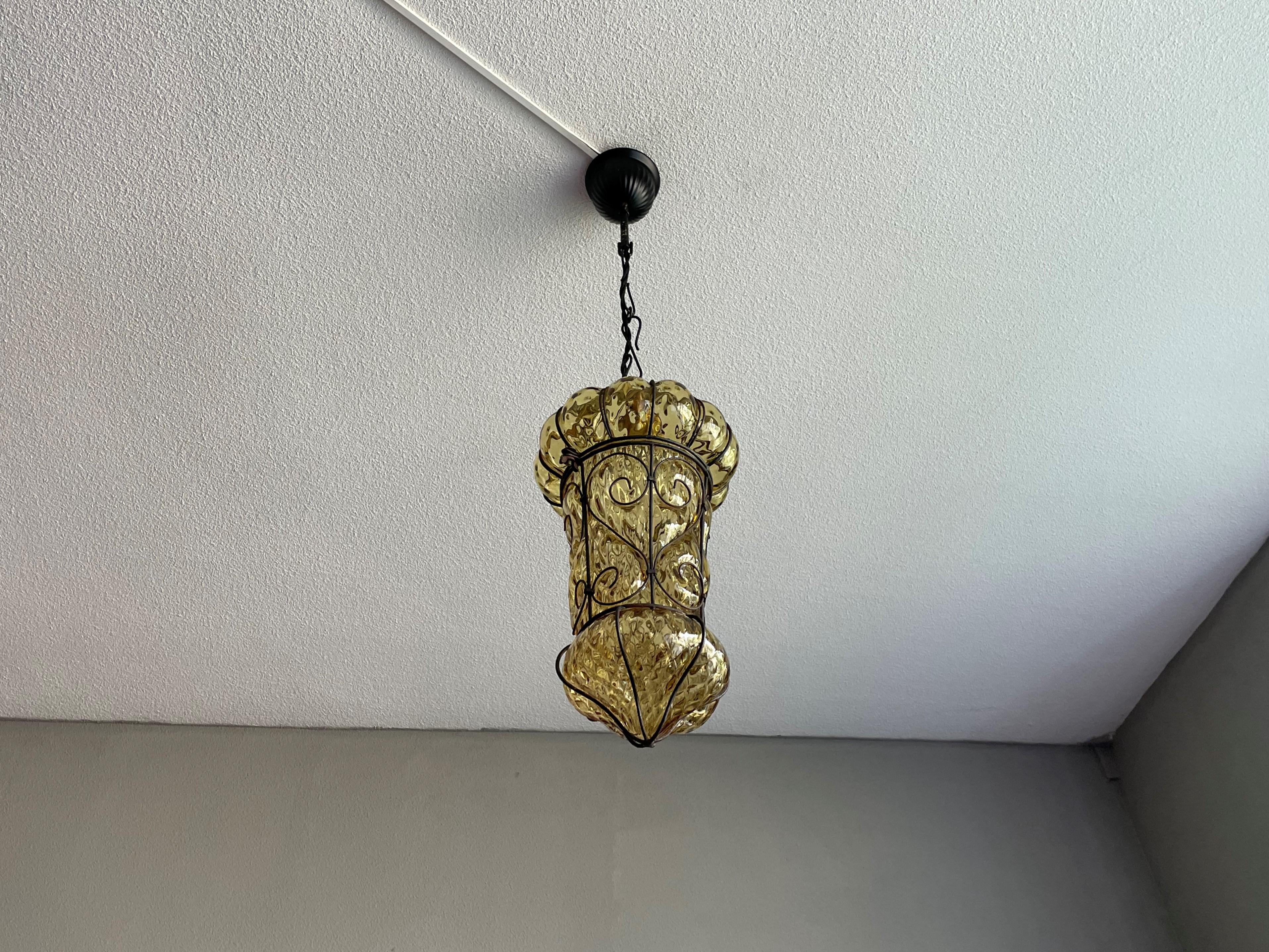 Noirci Lampe à suspension vénitienne en verre soufflé à la bouche de Murano brillant, couleur miel, avec cadre métallique en vente