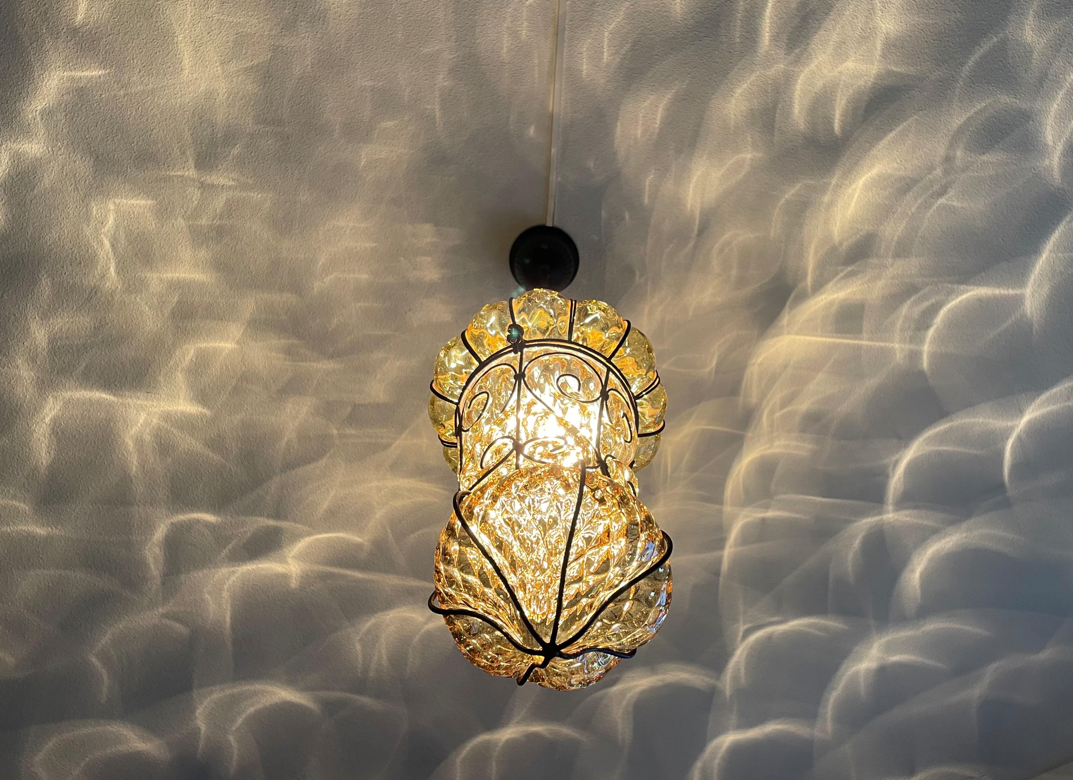 Lampe à suspension vénitienne en verre soufflé à la bouche de Murano brillant, couleur miel, avec cadre métallique Bon état - En vente à Lisse, NL