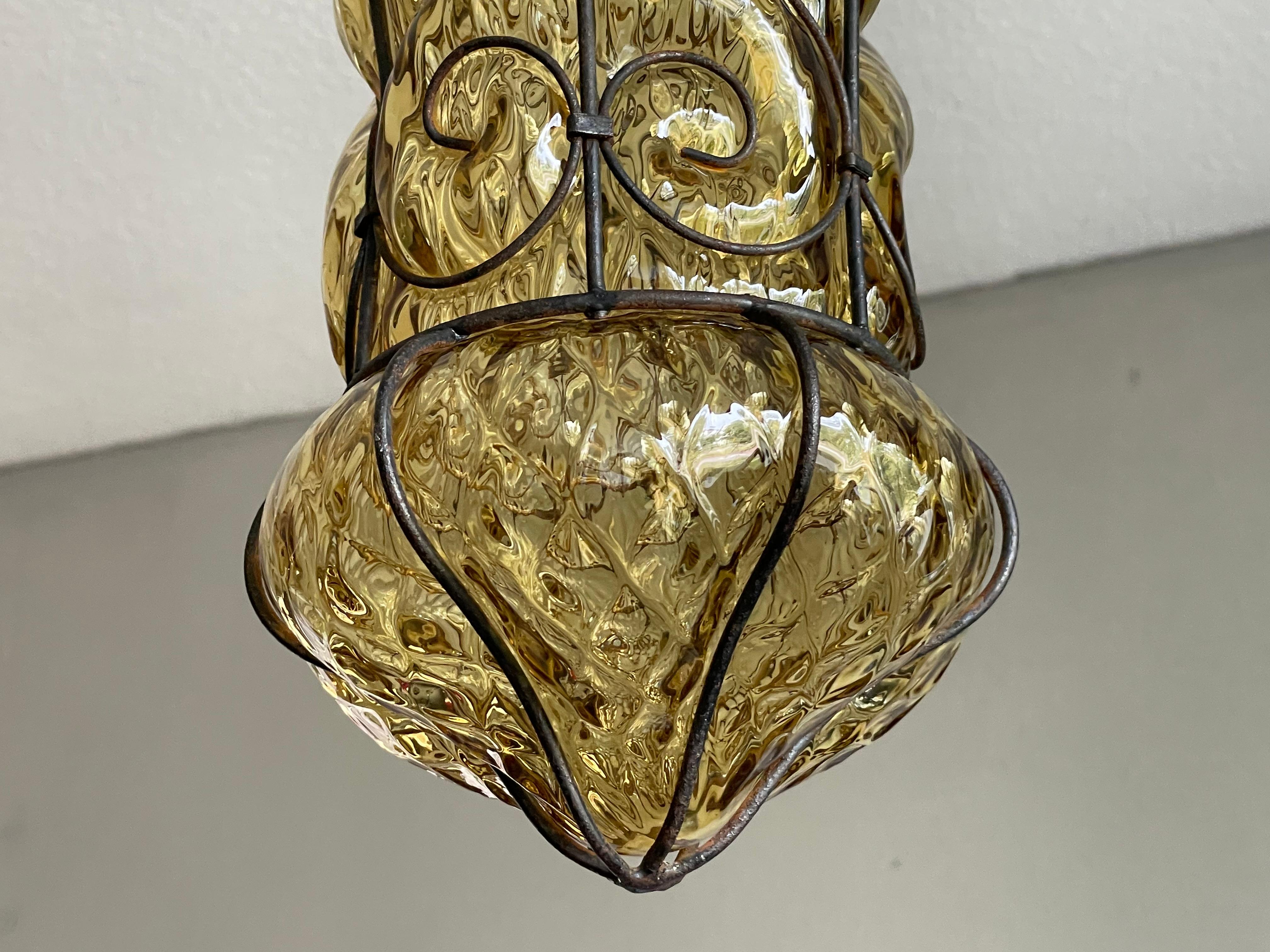 Métal Lampe à suspension vénitienne en verre soufflé à la bouche de Murano brillant, couleur miel, avec cadre métallique en vente