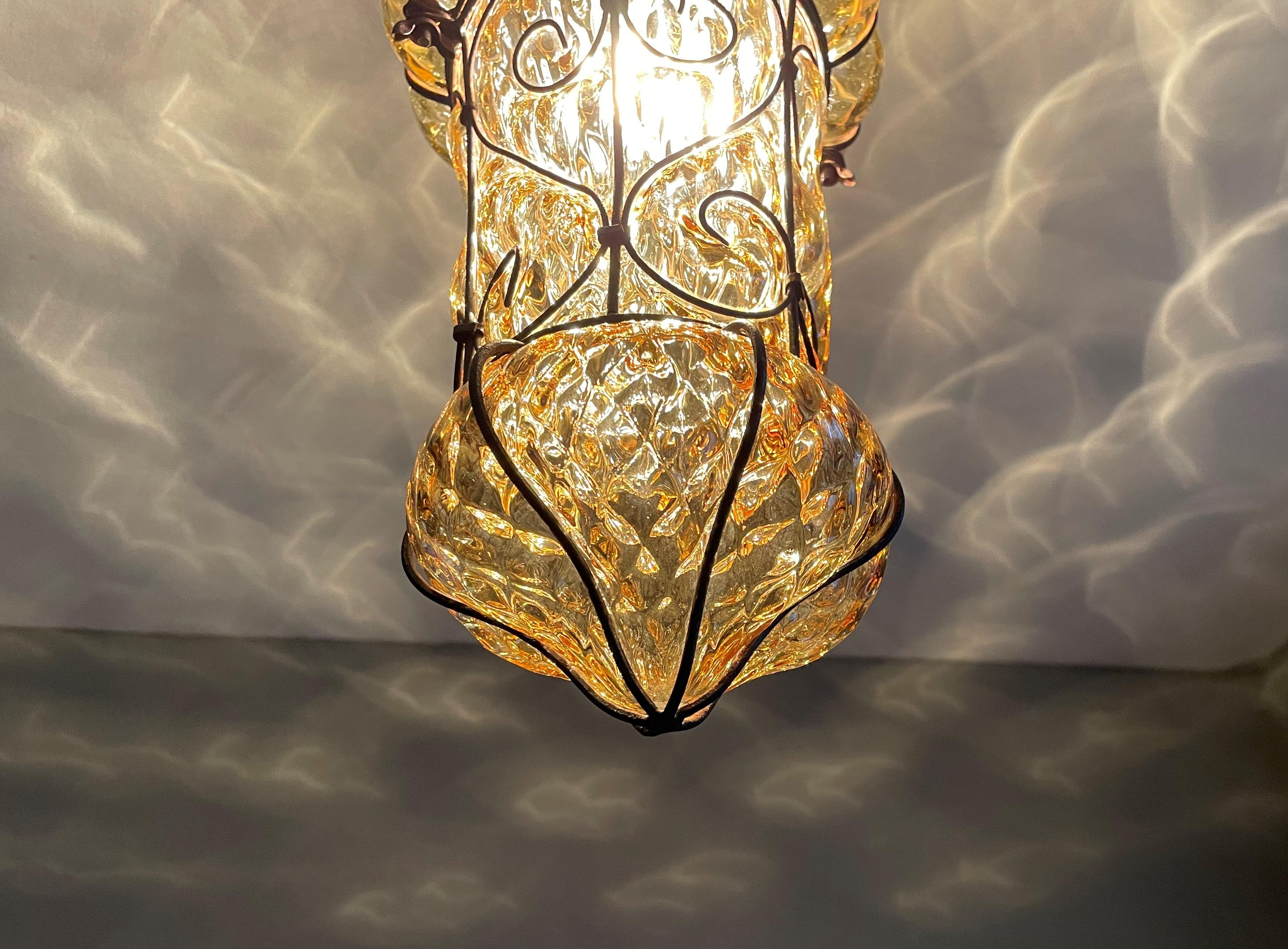 Lampe à suspension vénitienne en verre soufflé à la bouche de Murano brillant, couleur miel, avec cadre métallique en vente 1