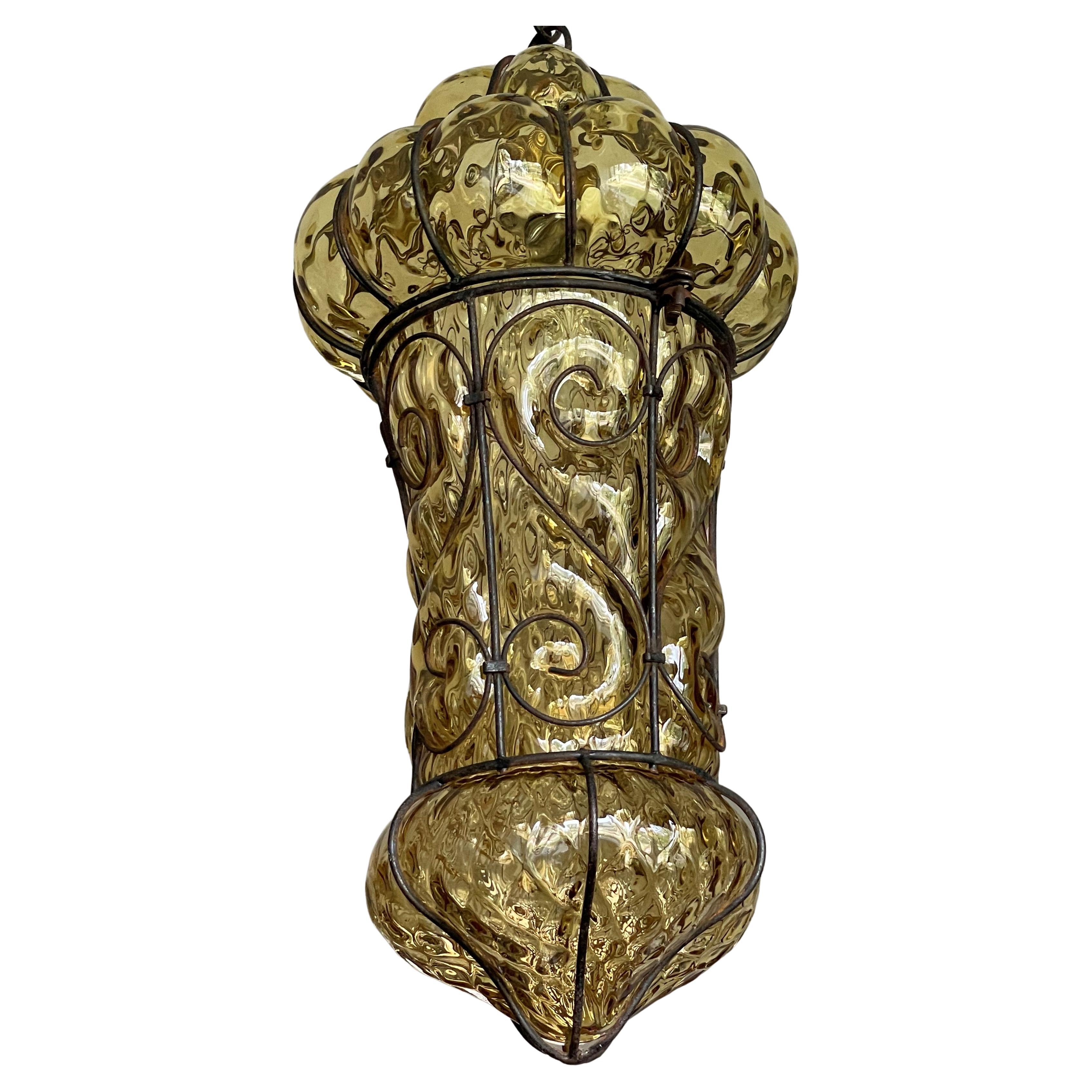Lampe à suspension vénitienne en verre soufflé à la bouche de Murano brillant, couleur miel, avec cadre métallique
