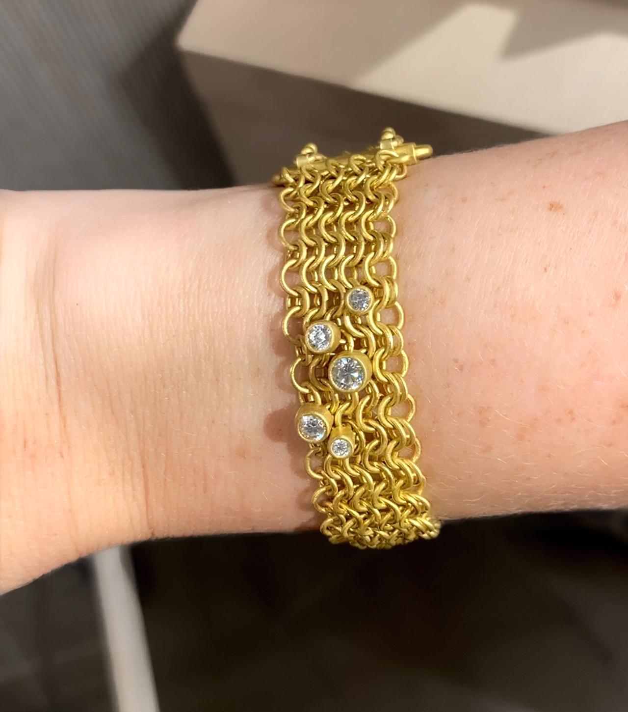 Diamond Fringe Chainmaille Bracelet von der preisgekrönten Schmuckherstellerin Denise Betesh, leidenschaftlich und meisterhaft handgefertigt in der Signatur der Künstlerin aus butterweichem, mattem 22-karätigem Gelbgold, mit einzeln
