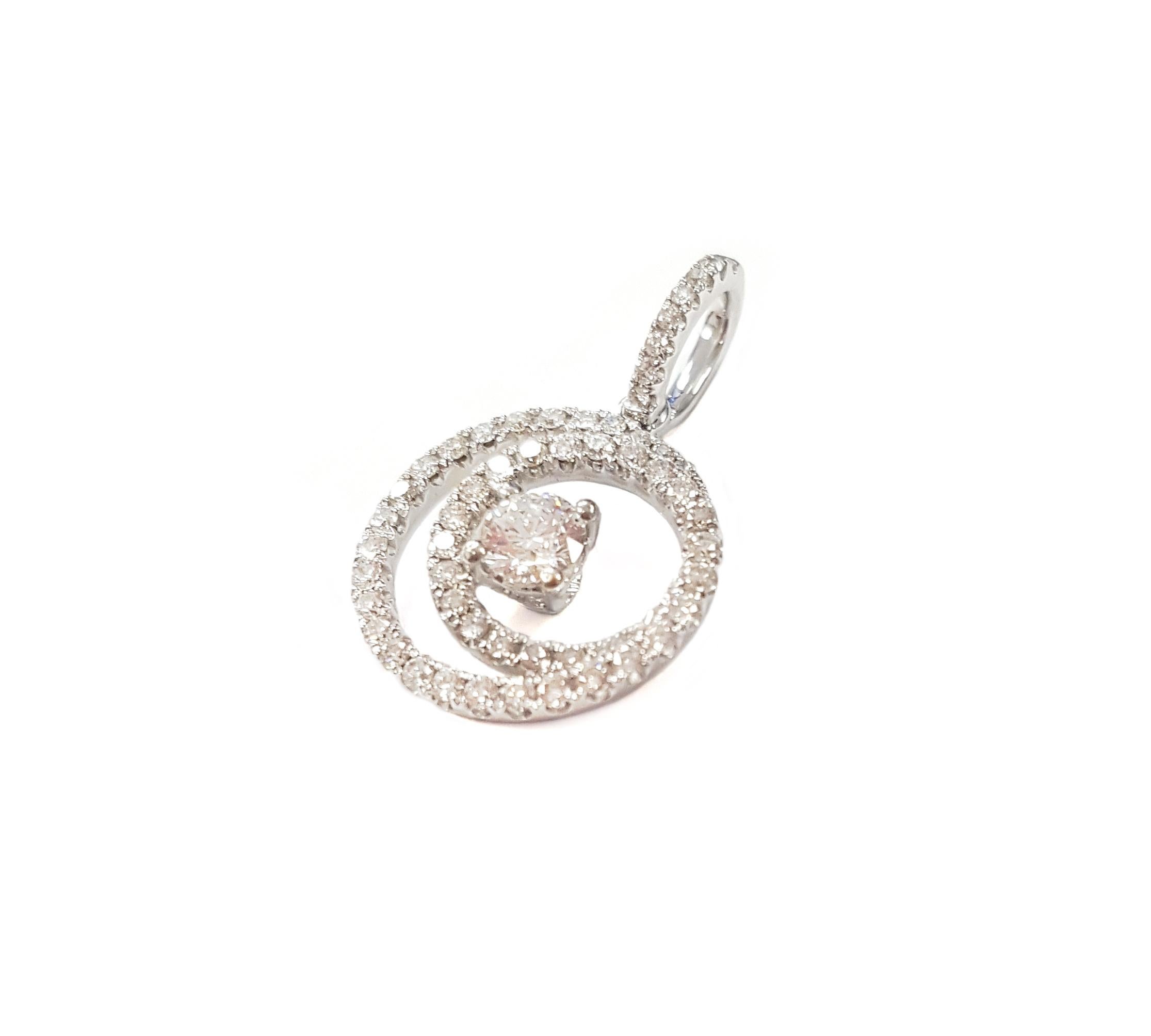 Une magnifique spirale éternelle de diamants blancs sertis en or blanc 18 carats entoure un diamant central suspendu à une boucle (anse) en or blanc et diamants. 

Ajoutez ce pendentif à toute chaîne en or blanc. Il mesure 1,4 centimètre de large et