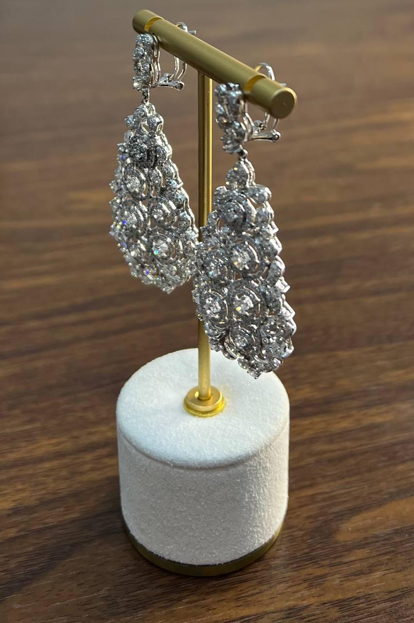 Orecchini a goccia in oro bianco 18 carati con diamanti bianchi brillanti e pave in filigrana in vendita 5