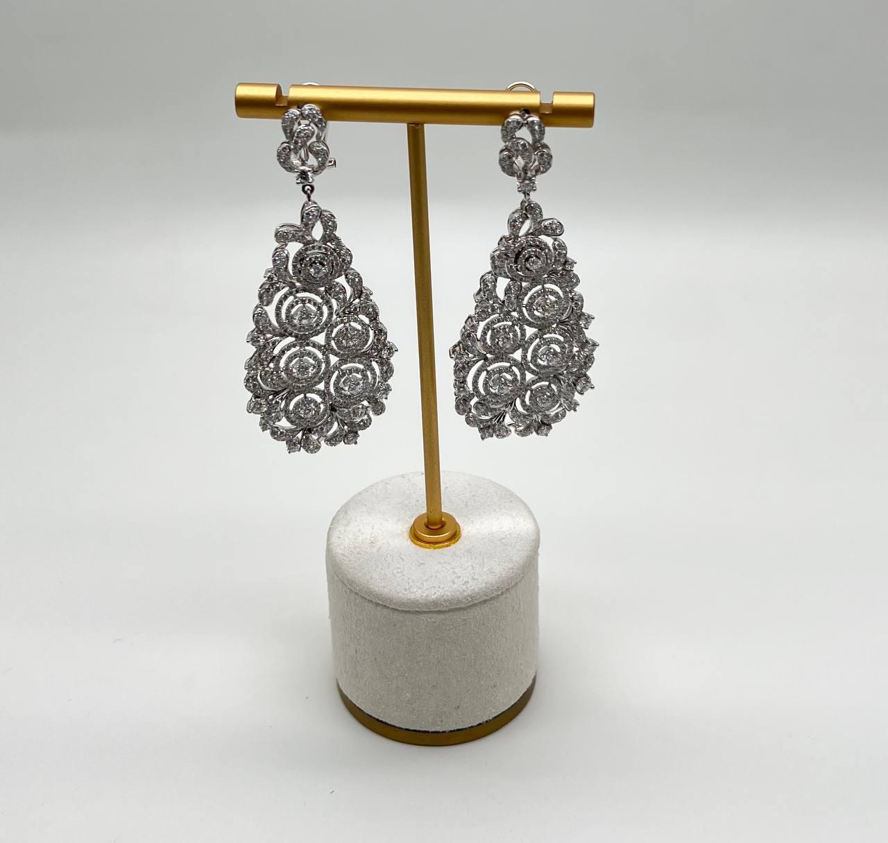 Taglio brillante Orecchini a goccia in oro bianco 18 carati con diamanti bianchi brillanti e pave in filigrana in vendita