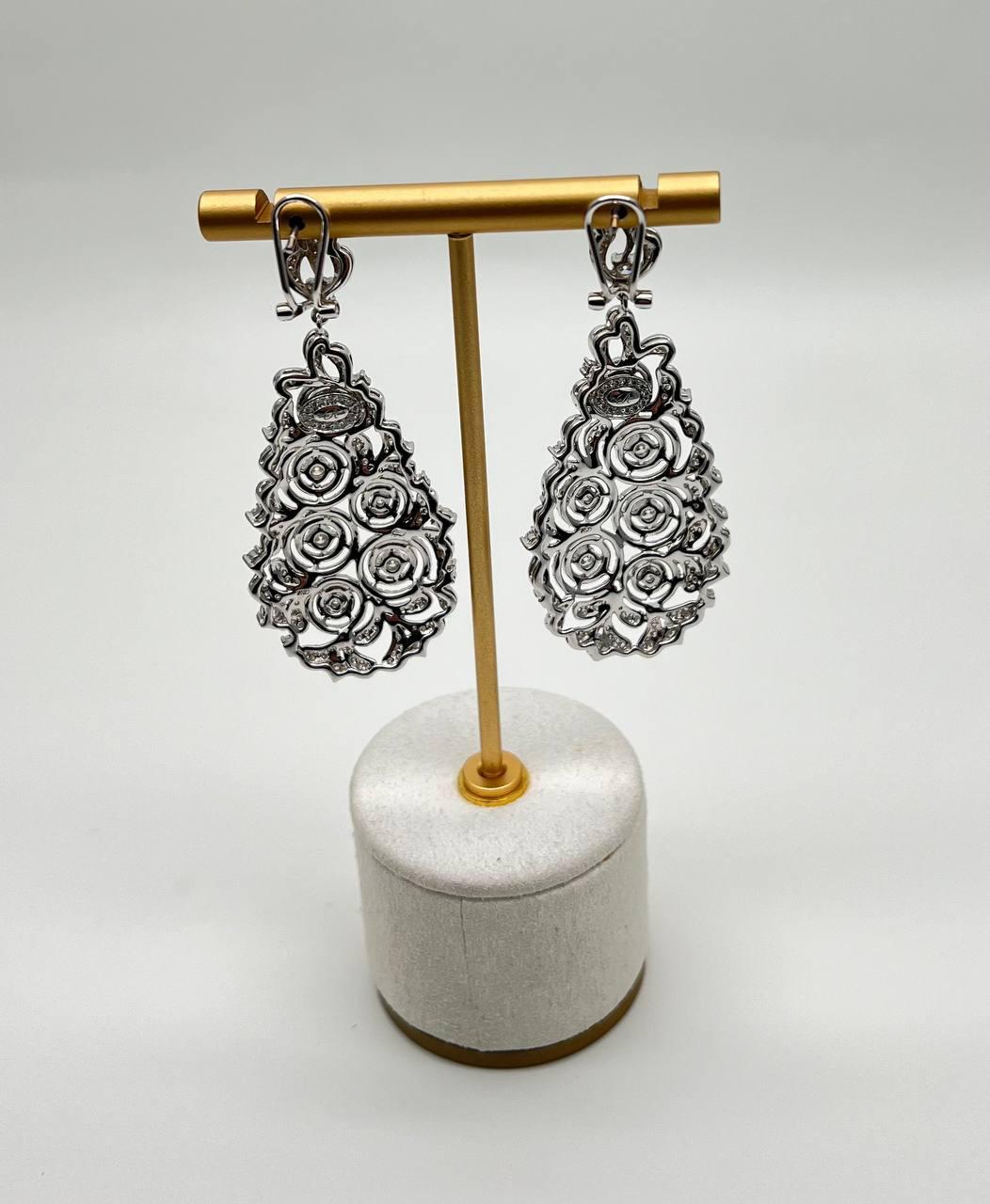 Orecchini a goccia in oro bianco 18 carati con diamanti bianchi brillanti e pave in filigrana In condizioni Nuovo in vendita a Oakton, VA