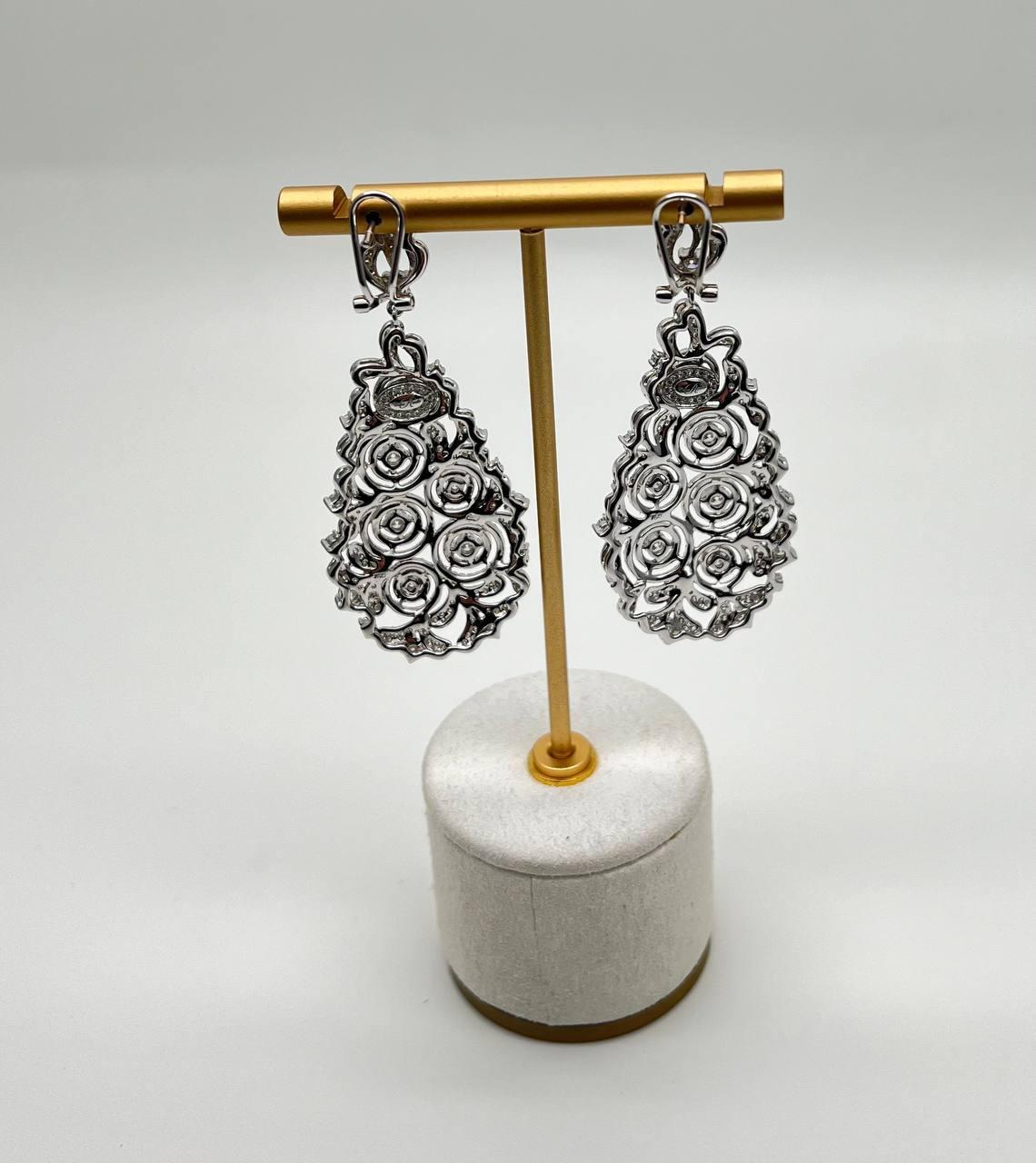 Donna Orecchini a goccia in oro bianco 18 carati con diamanti bianchi brillanti e pave in filigrana in vendita