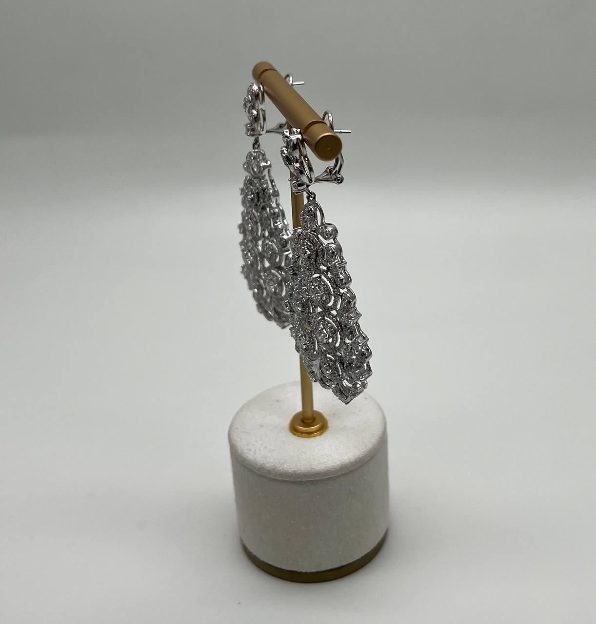 Orecchini a goccia in oro bianco 18 carati con diamanti bianchi brillanti e pave in filigrana in vendita 1