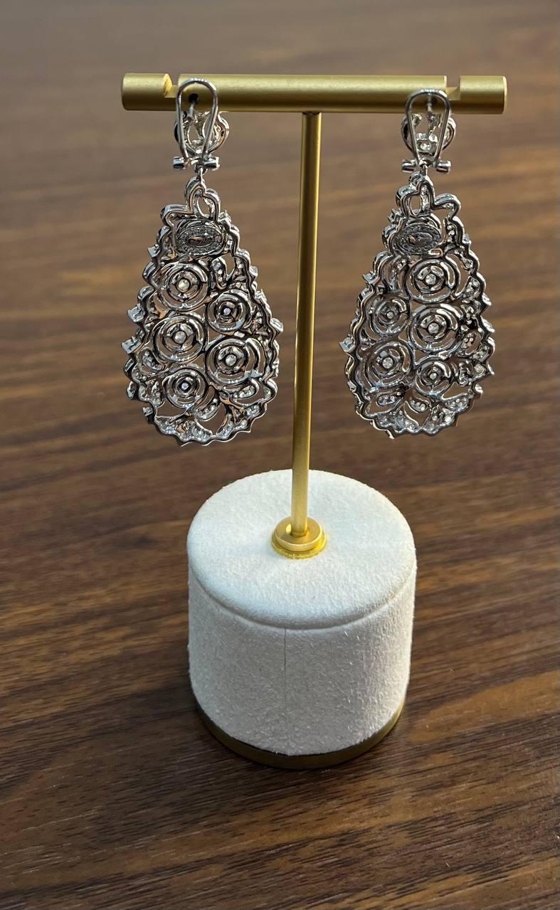 Orecchini a goccia in oro bianco 18 carati con diamanti bianchi brillanti e pave in filigrana in vendita 3