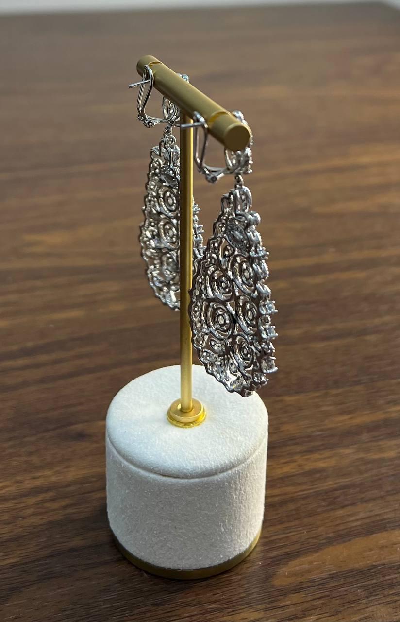 Orecchini a goccia in oro bianco 18 carati con diamanti bianchi brillanti e pave in filigrana in vendita 4