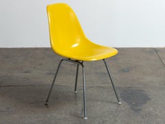 Brilliant Yellow Eames for Herman Miller Vintage 1960s Fiberglasschalenstühle