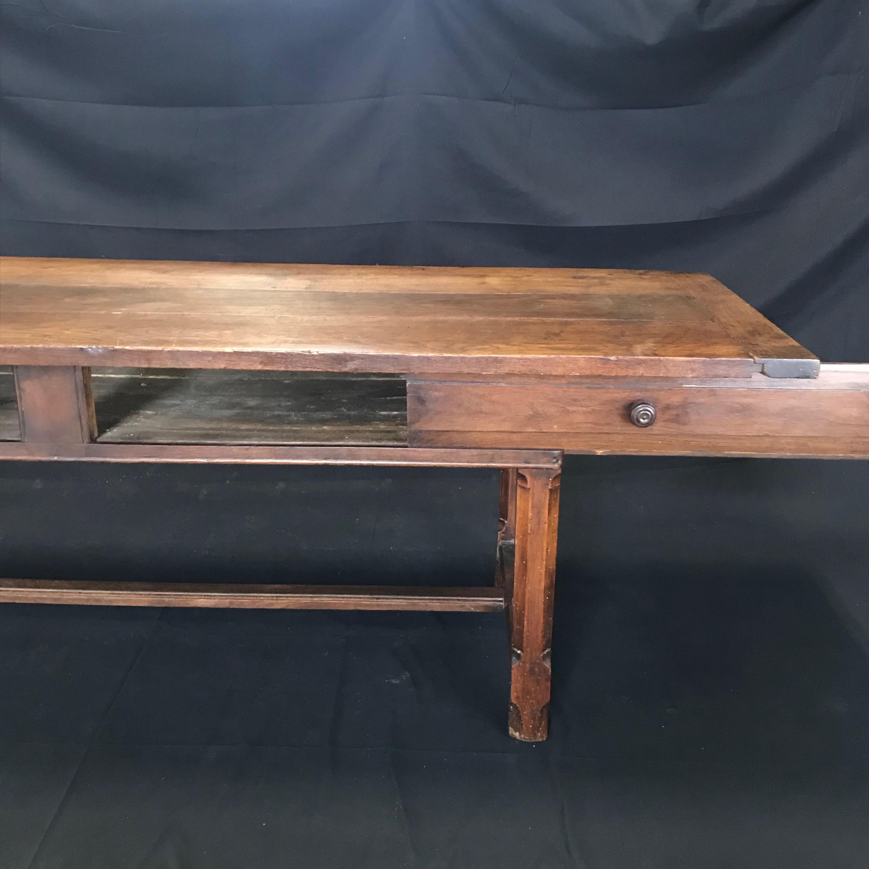 Brilliantly Charming Early 19th Century Oak Farm Table with Sliding Drawers In Good Condition In Hopewell, NJ