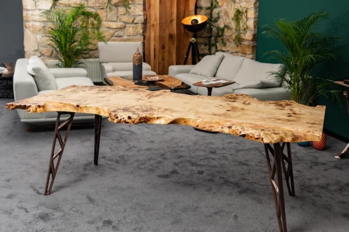 Dieser außergewöhnliche Tisch ist ein wahres Kunstwerk, das aus seltenem Wurzelholz gefertigt wurde, um die organische Schönheit und die charakteristischen Maserungen hervorzuheben. Das Live-Edge-Design bewahrt die natürliche Form des Holzes und