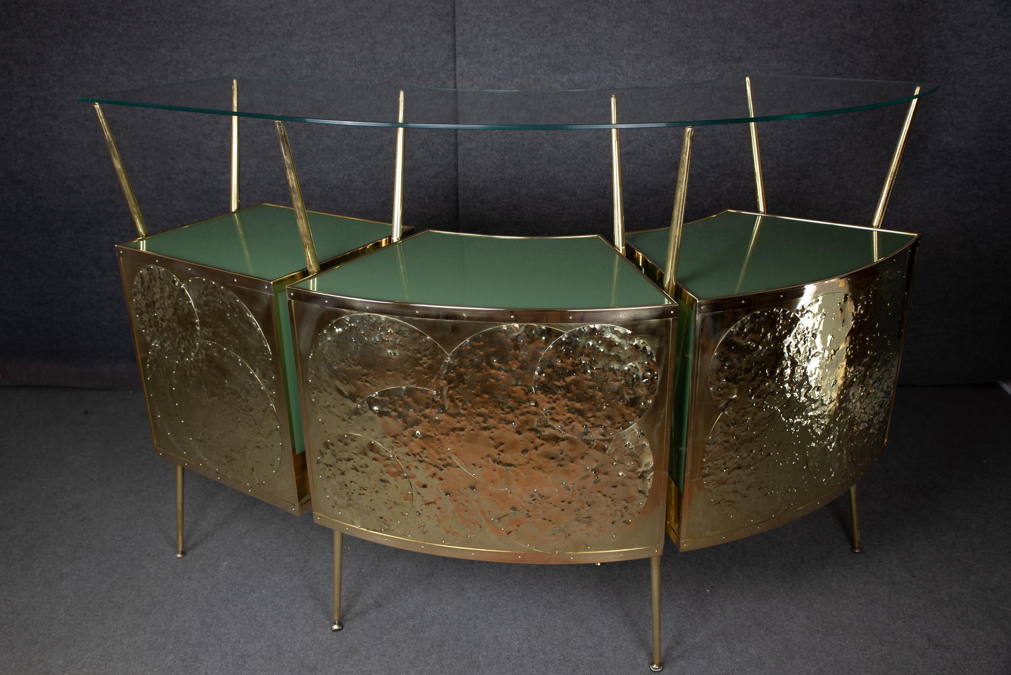 Mid-Century moderno Bring your space to life with the Gio Ponti-inspired dry bar by Justfurnituress in vendita