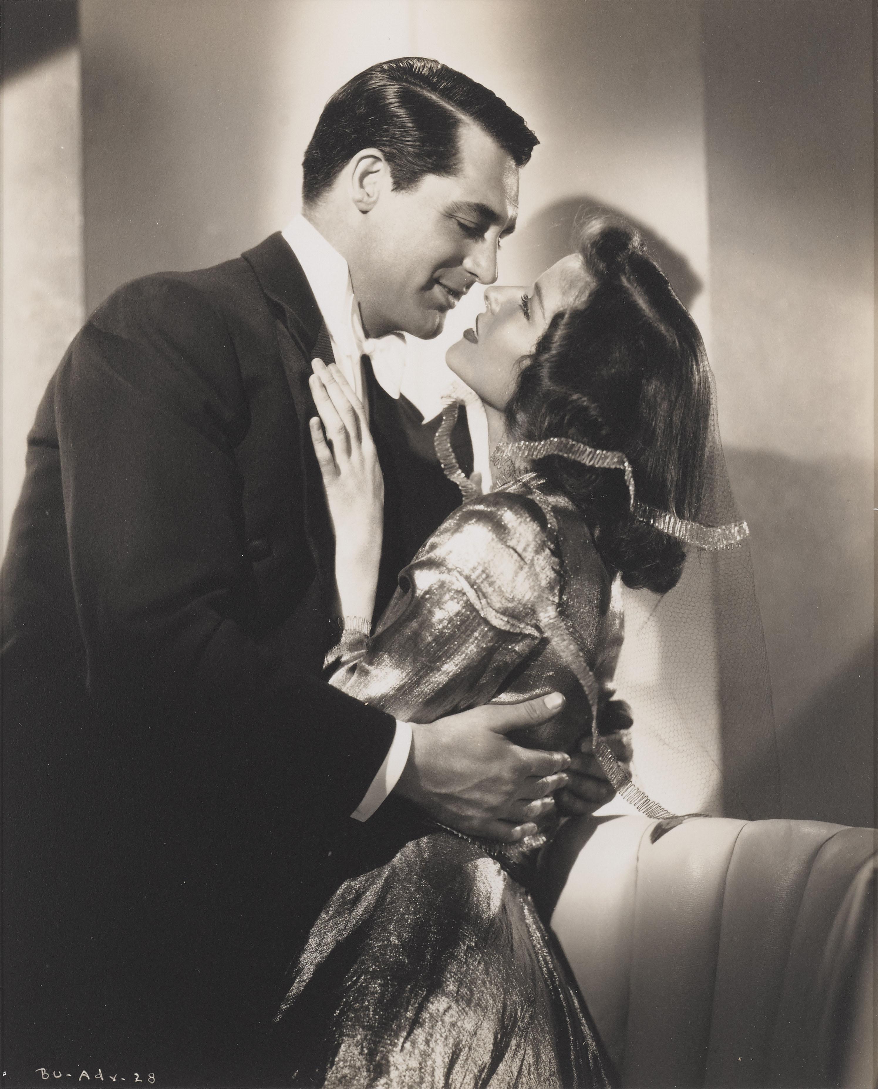 Fotografia opaca originale statunitense in gelatina d'argento a doppio peso tratta dalla commedia Screwball del 1938 Bringing Up Baby.
Questo film è interpretato da Cary Grant e Katherine Hepburn e diretto da Howard Hawks. L'opera è incorniciata in