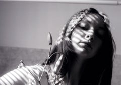 Scattered ( Junge Frau und Blumen) – Anlässlich des Pride-Montes