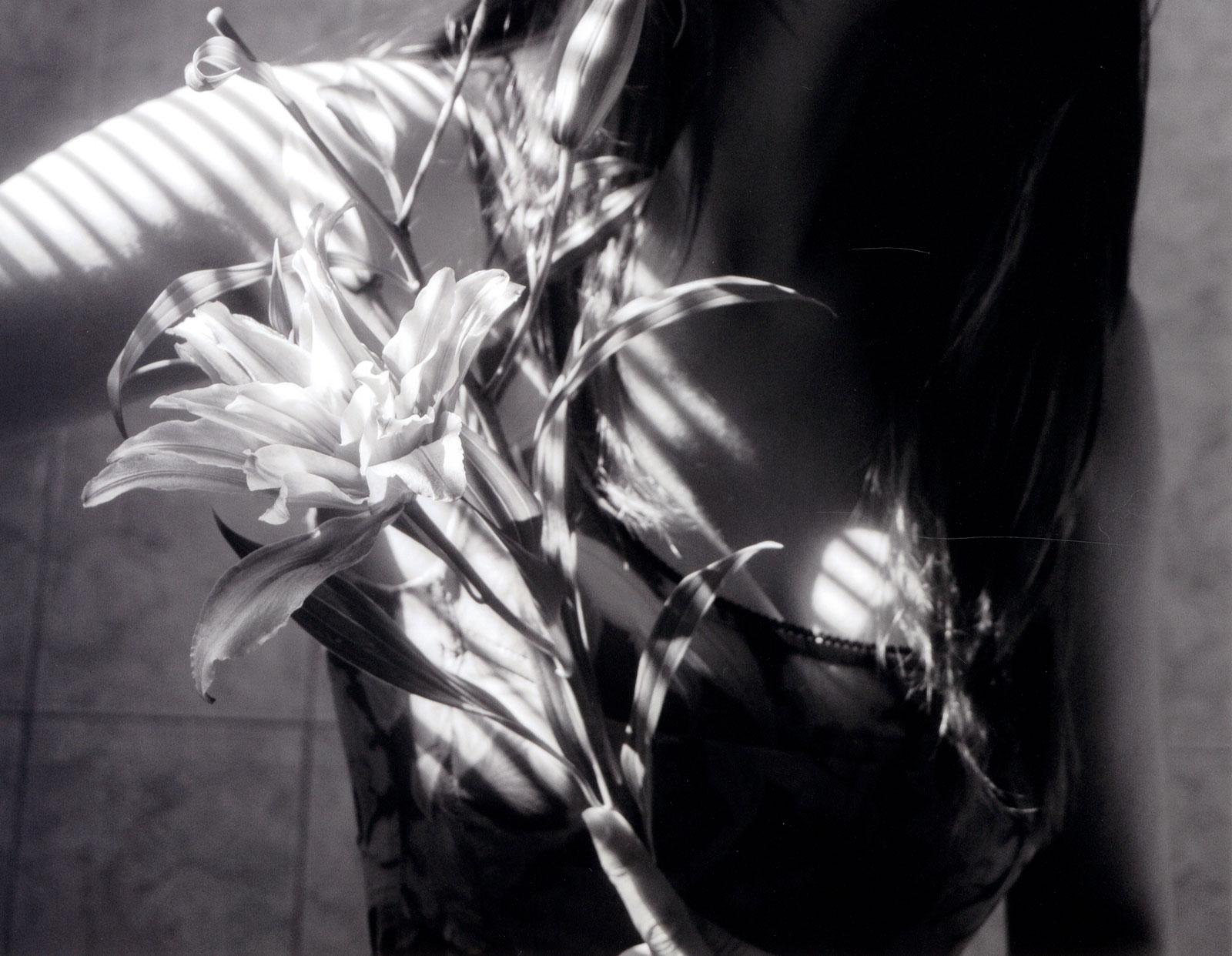Scattered ( Junge Frau und Blumen) – Anlässlich des Pride-Montes (Amerikanische Moderne), Photograph, von Brinley Ribando