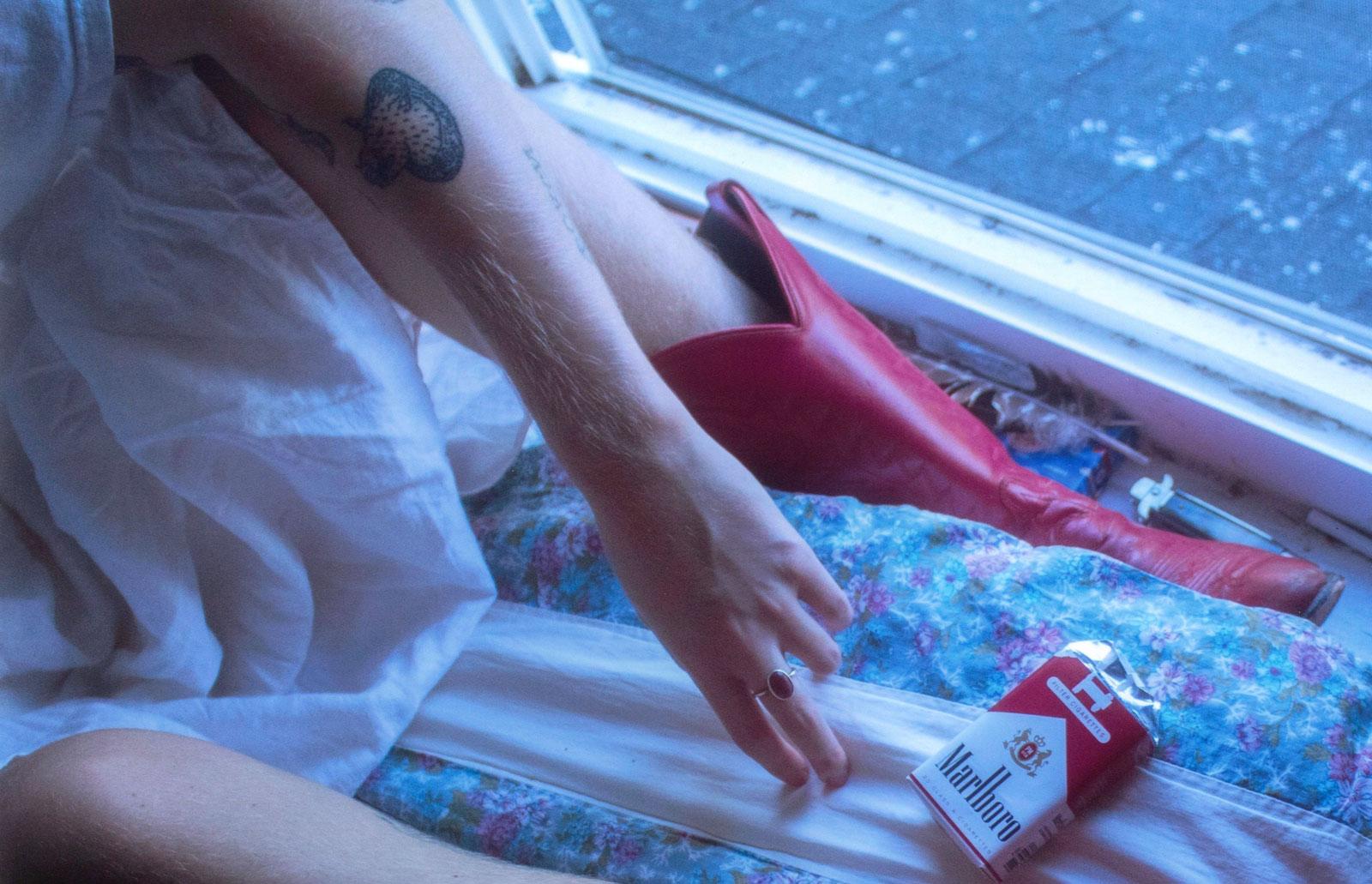 Marlboro Out the Window (Diese Stiefel sind für den Spaziergang gemacht) – Photograph von Brinley Ribando