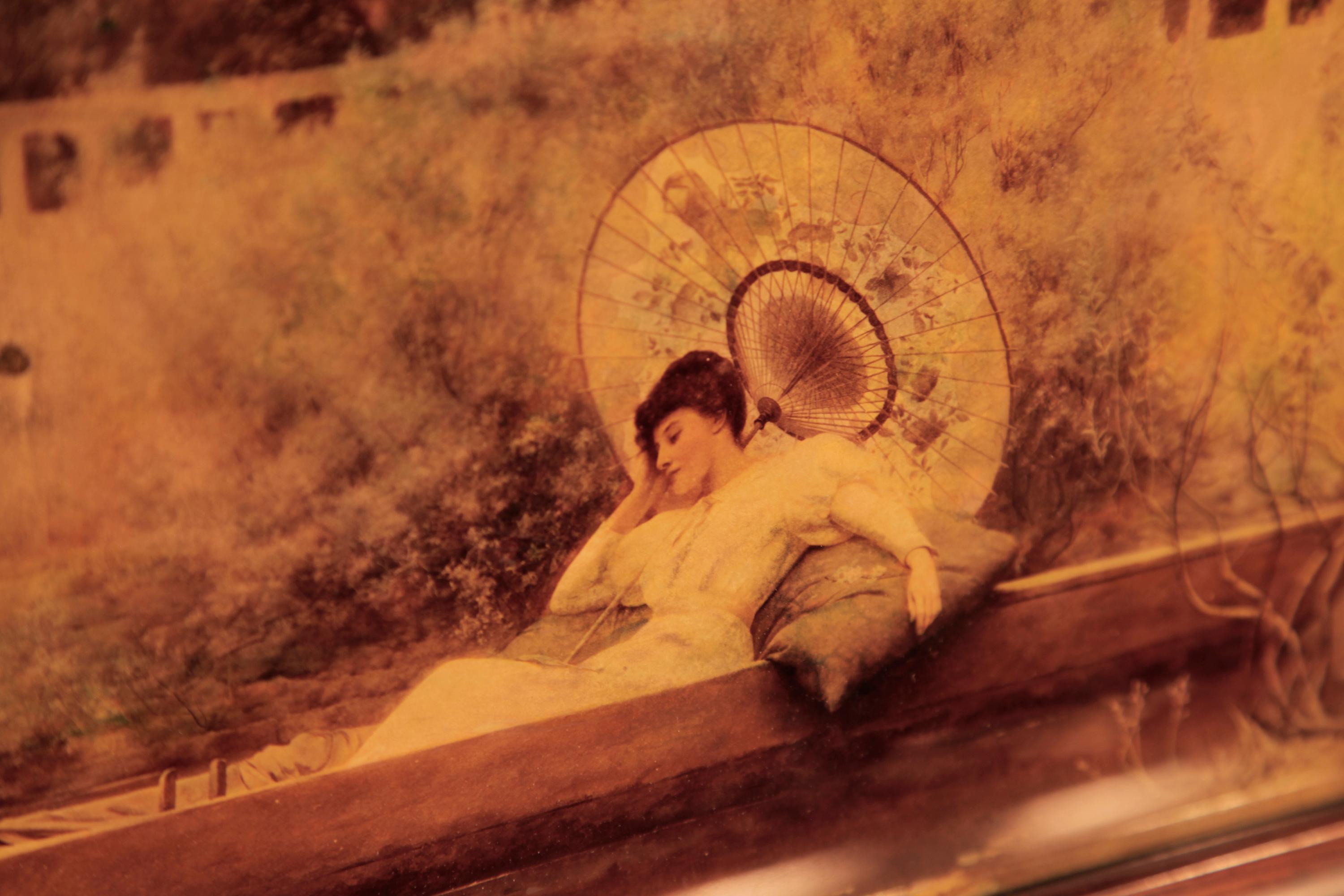 Pianoforte verticale Brinsmead con pannello in cristalli di una scena pre raffaellesca In condizioni discrete in vendita a Leeds, GB